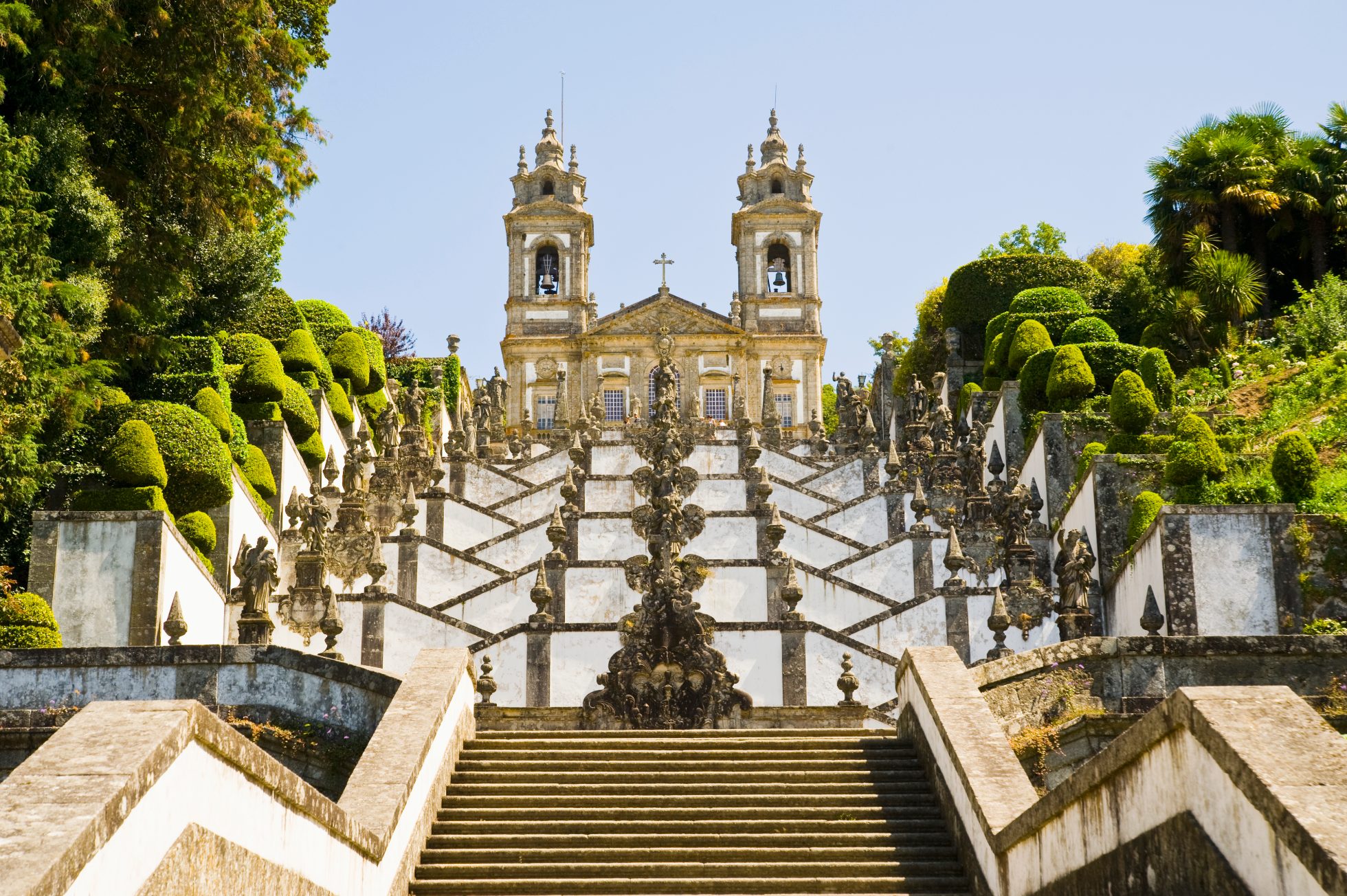 Widok na wielopoziomowe schody w Sanktuarium Bom Jesus do Monte w Bradze w Portugalii.
