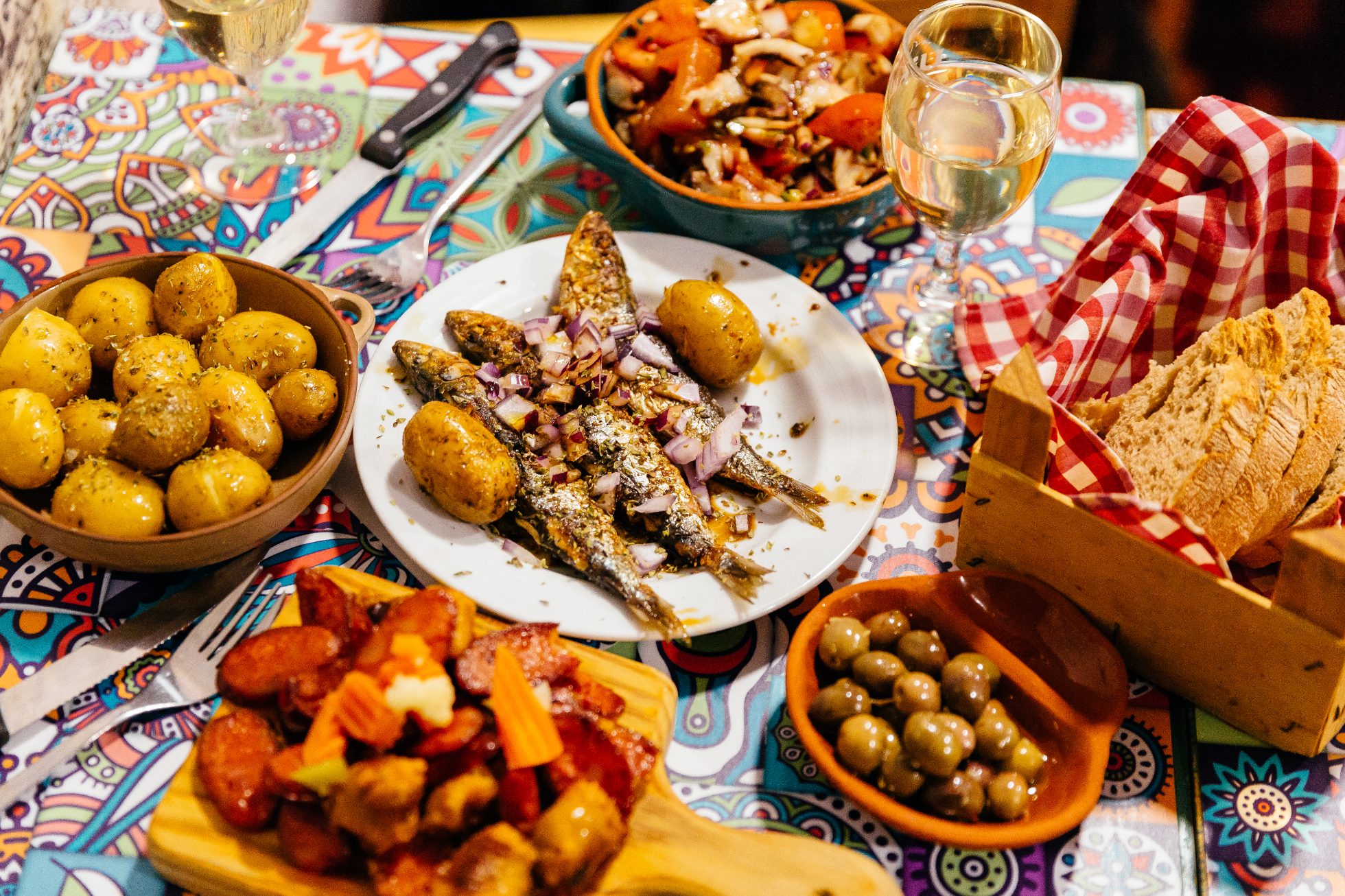 Tradycyjne Portugalskie jedzenie - ryba, ziemniaki, chleb, oliwki i wino