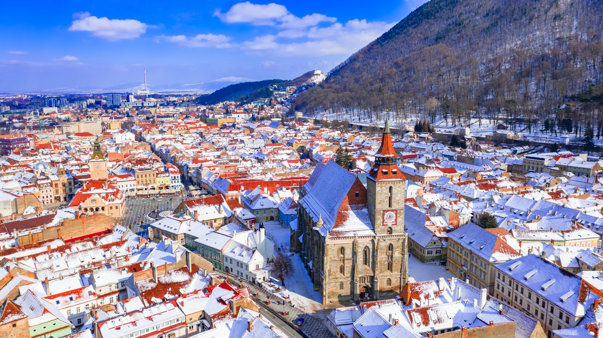 Braszów, Transylwania. Plac Rady i Czarny Kościół. Tło podróży w Karpatach w Rumunii., gdzie na wakacje w styczniu