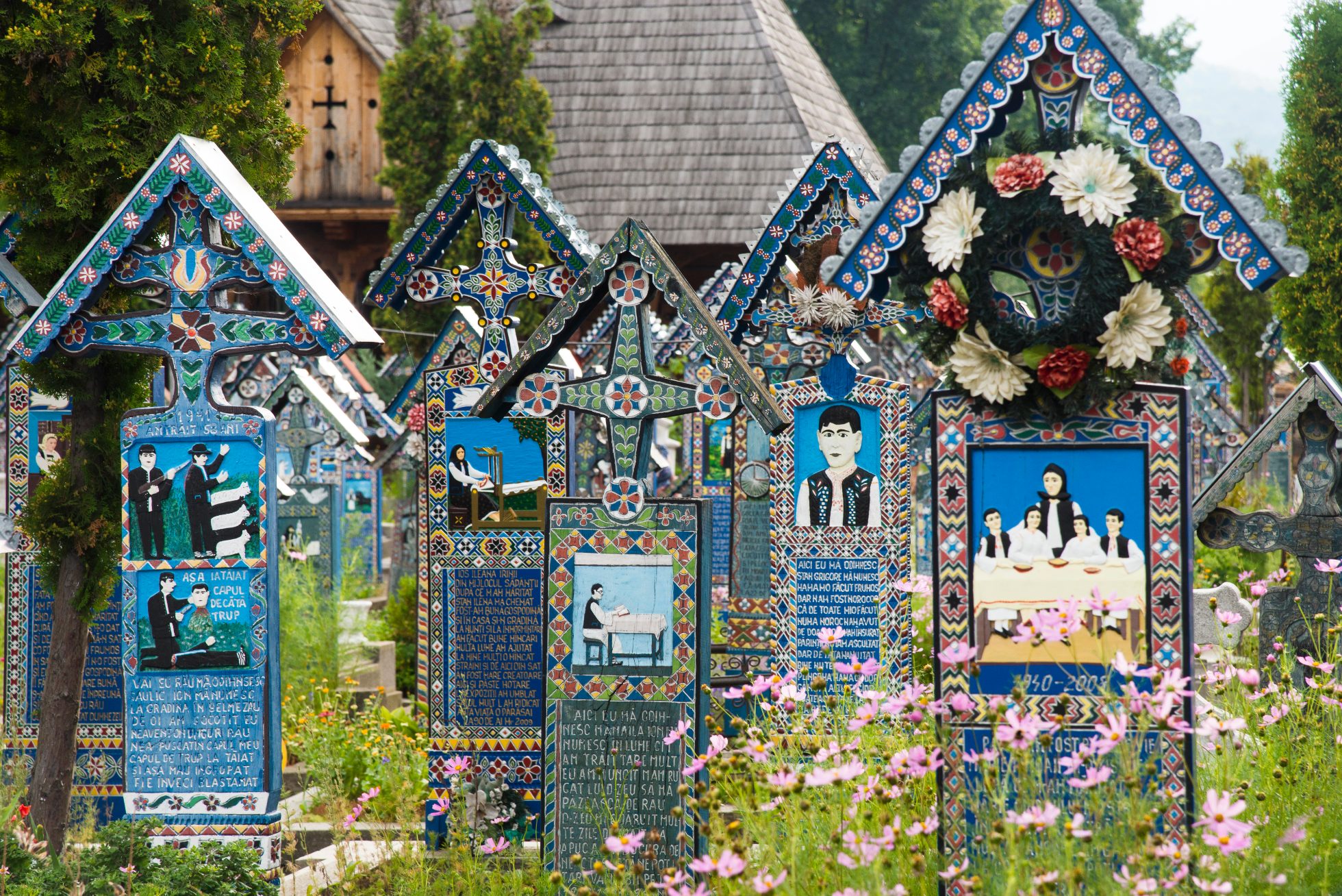 Zdjęcie słynnego Wesołego Cmentarza (po rumuńsku: Cimitirul Vesel) w Sapancie, wiosce w regionie Maramures w północnej Rumunii. Nagrobki są ręcznie rzeźbione i ręcznie malowane zabawnymi historiami o zmarłych. Zdjęcie zostało zrobione w Rumunii jesienią 2015 roku podczas podróży rowerem przez Europę, Bliski Wschód i Azję, pomysły na Halloween