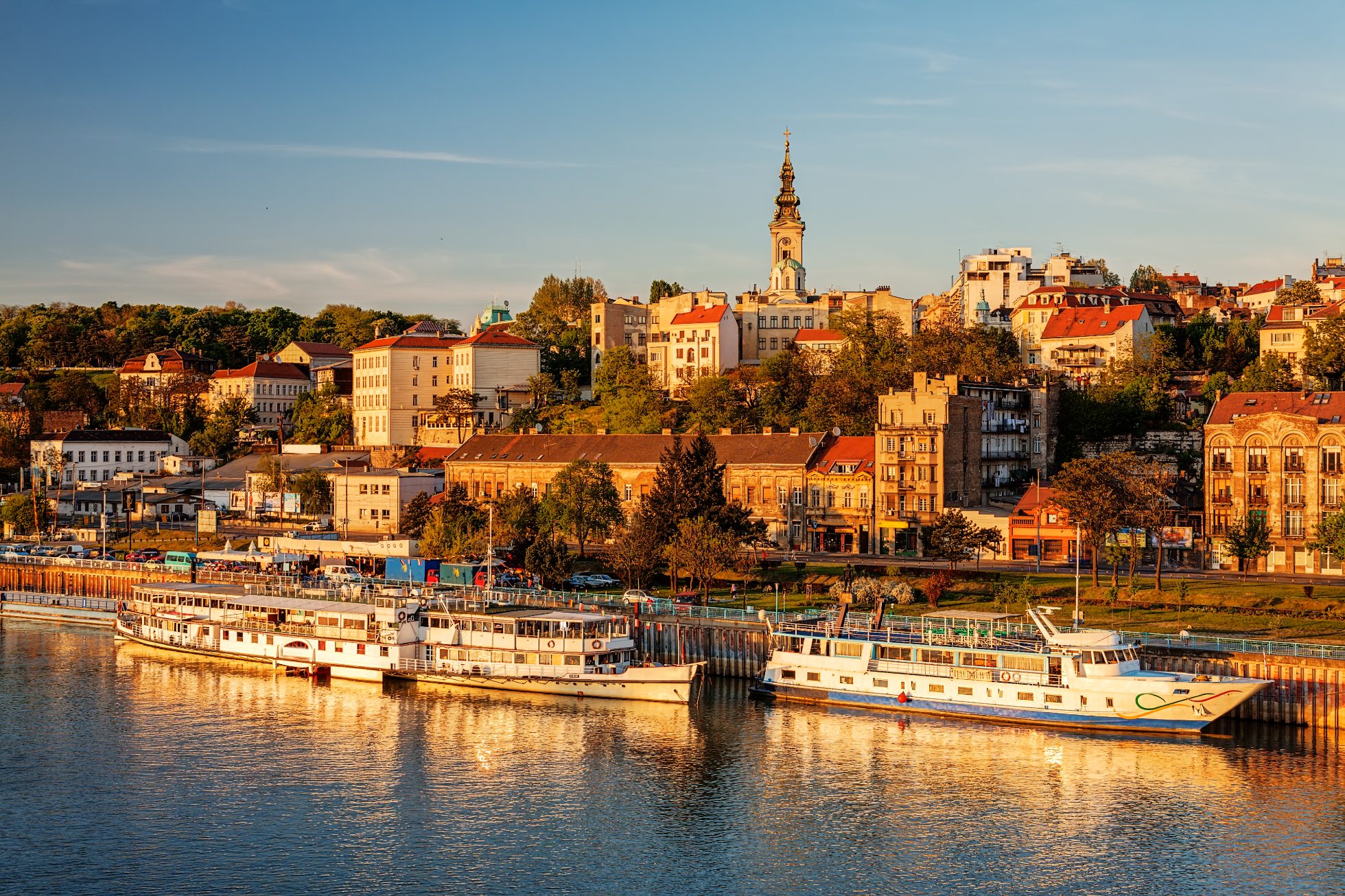 Panorama Belgradu z rzeką Sawą w słoneczny dzień