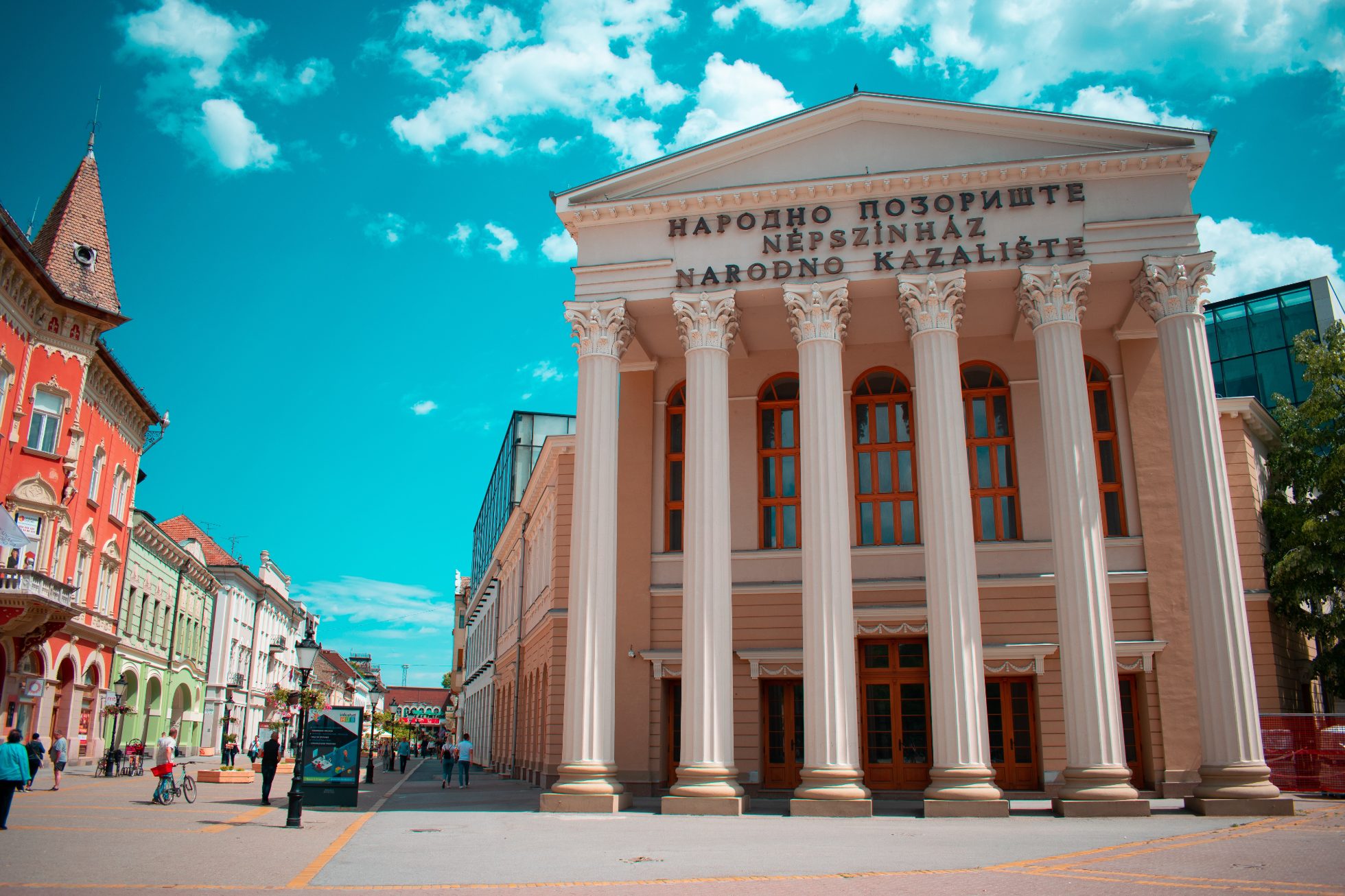 Teatr narodowy w mieście Subotica w słoneczny dzień