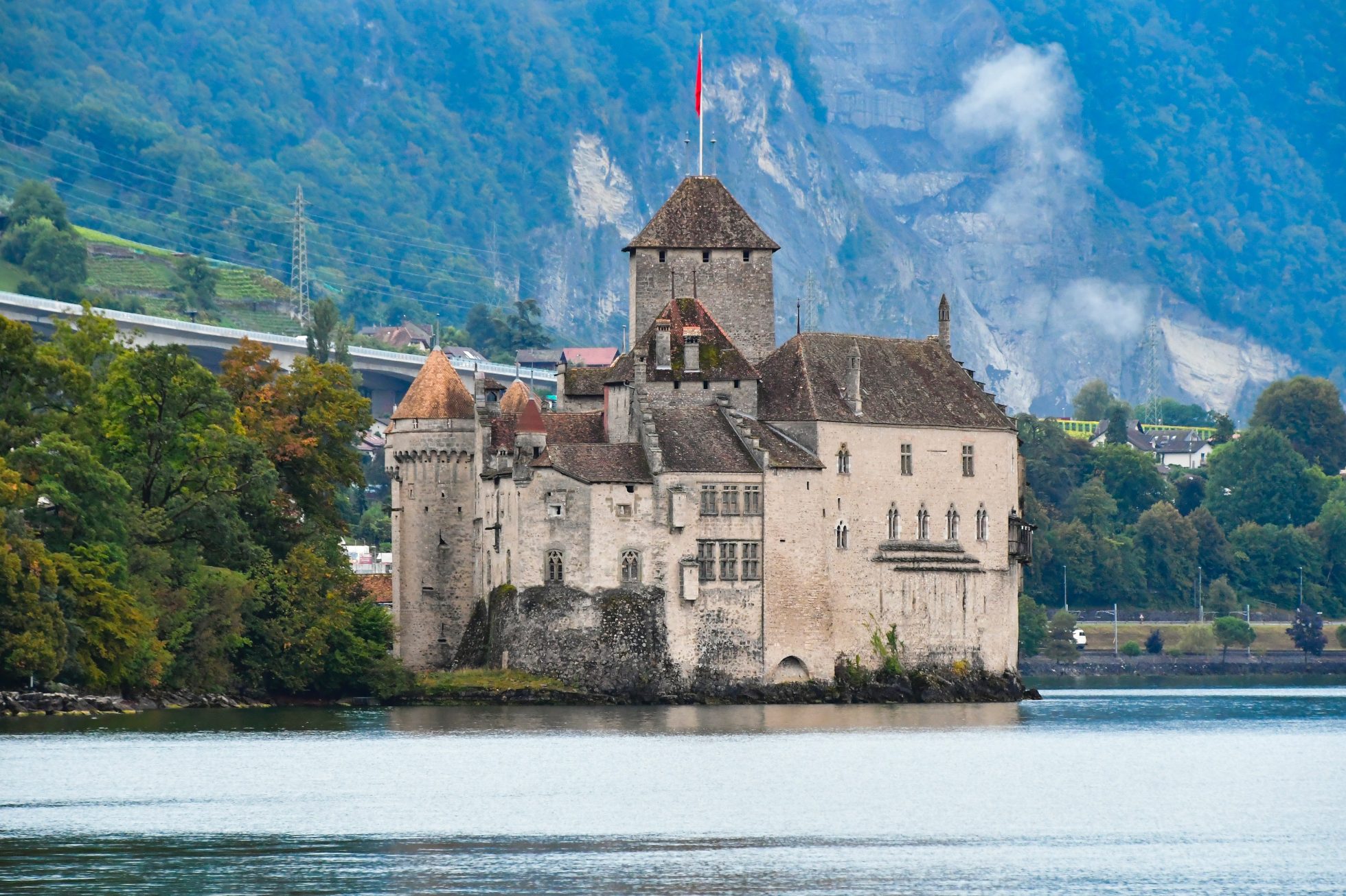 Szwajcaria i Jezioro Genewskie zachwycają zabytkami, takimi jak zamek Chillon 