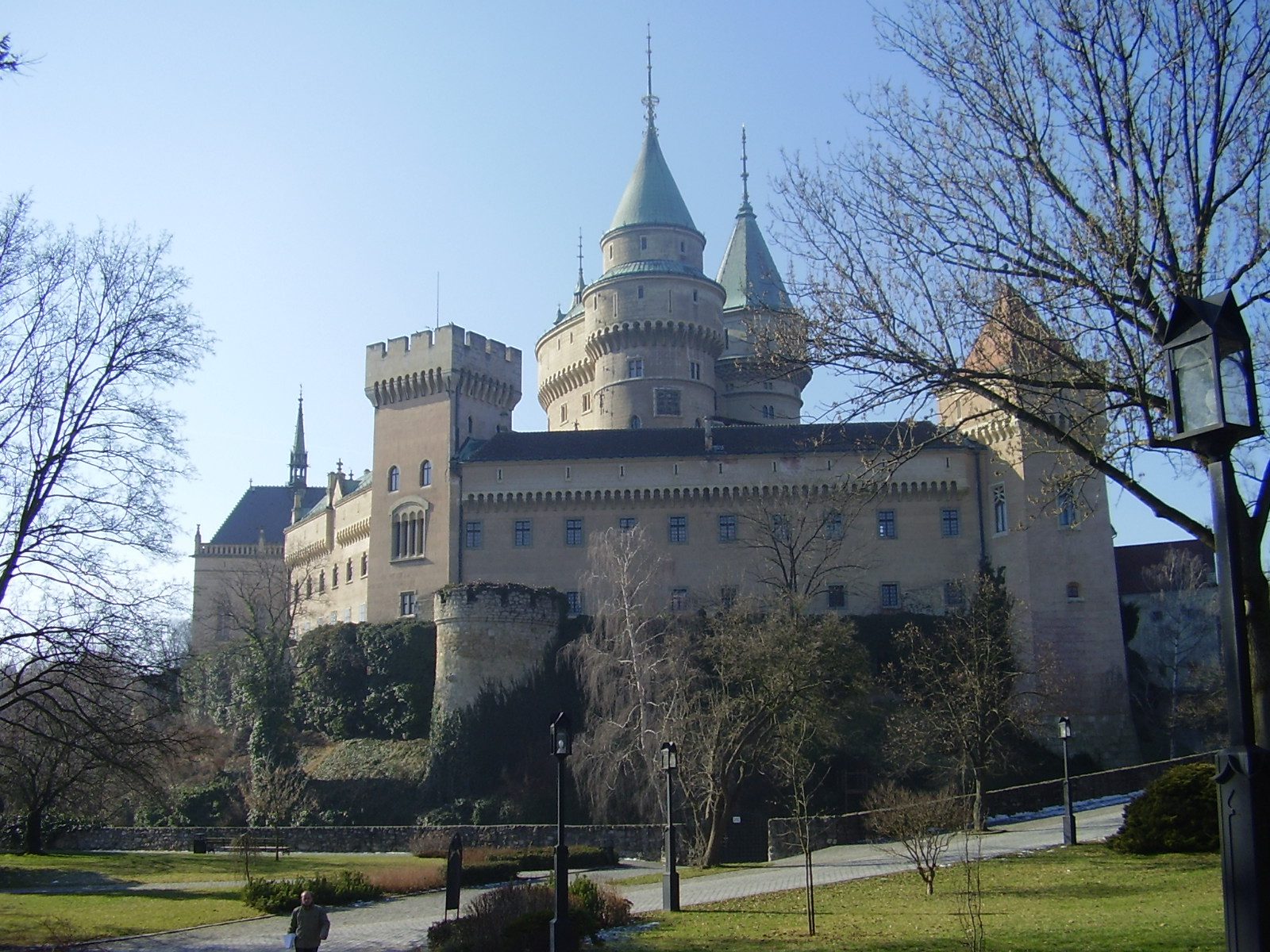 Widok z dołu na zamek w Bojnicach na Słowacji.