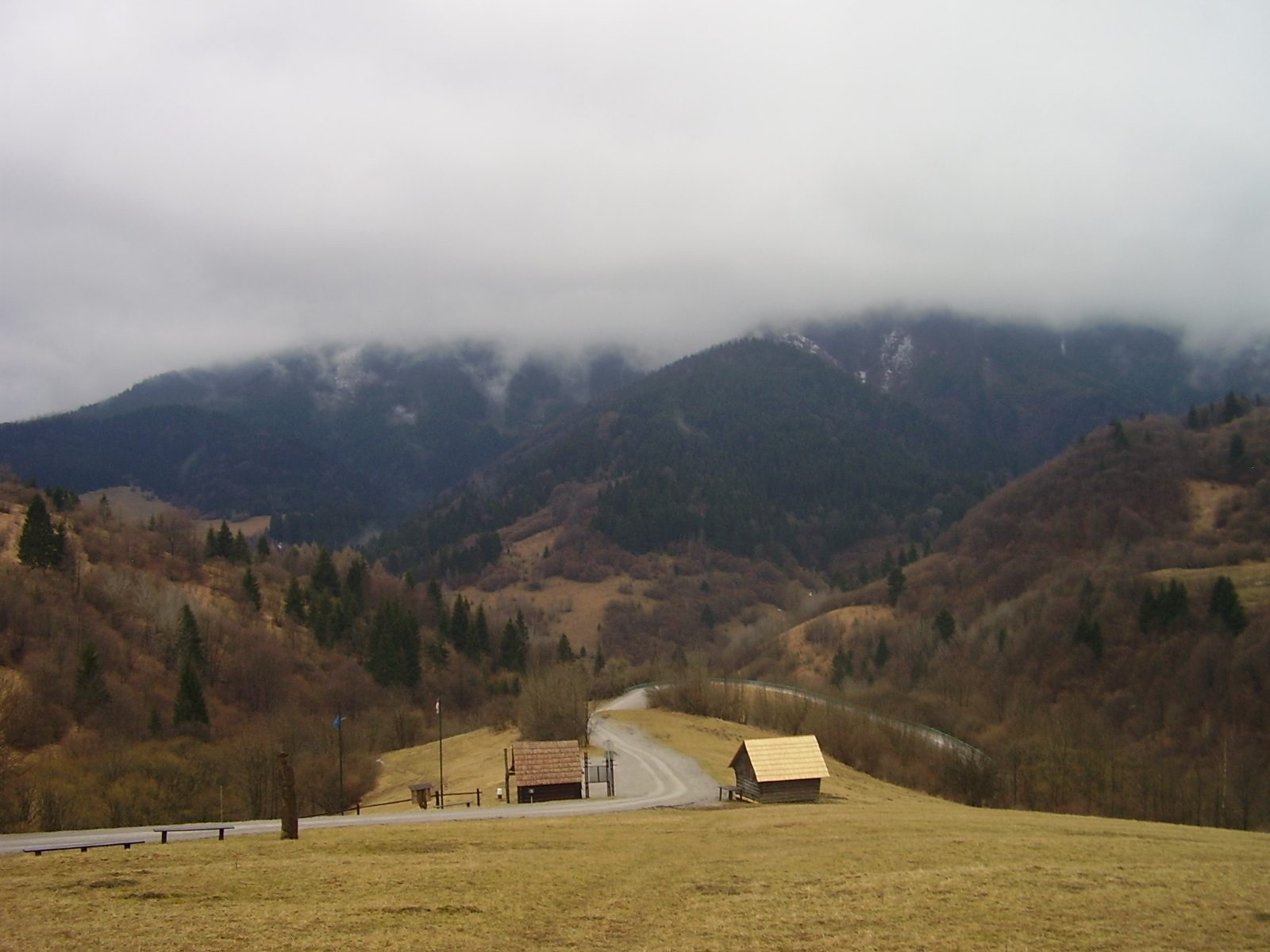 Szlak turystyczny na tle gór na wsi Vlkolinec na Słowacji.