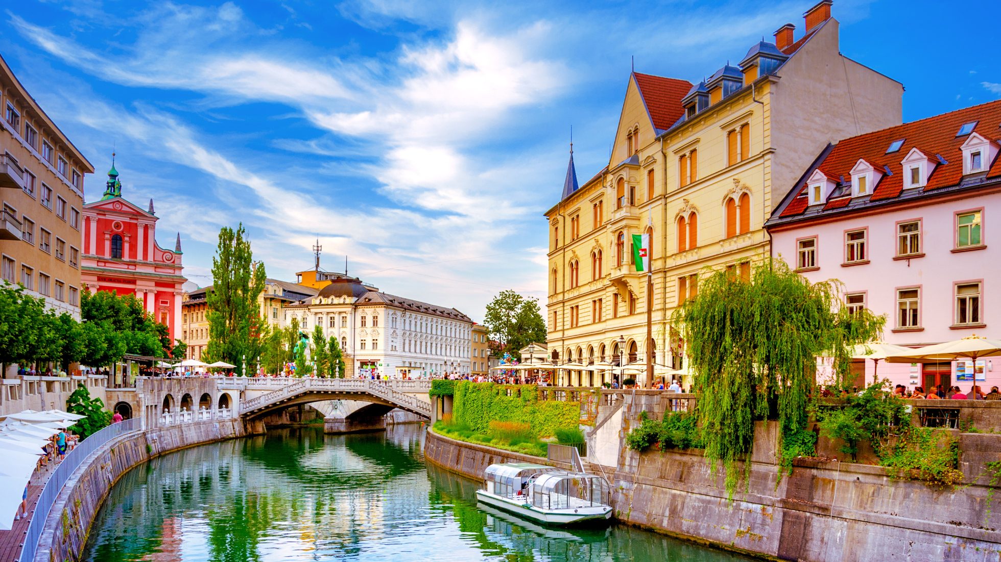 Widok na kanał rzeki Ljubljanica na starym mieście w Lublanie