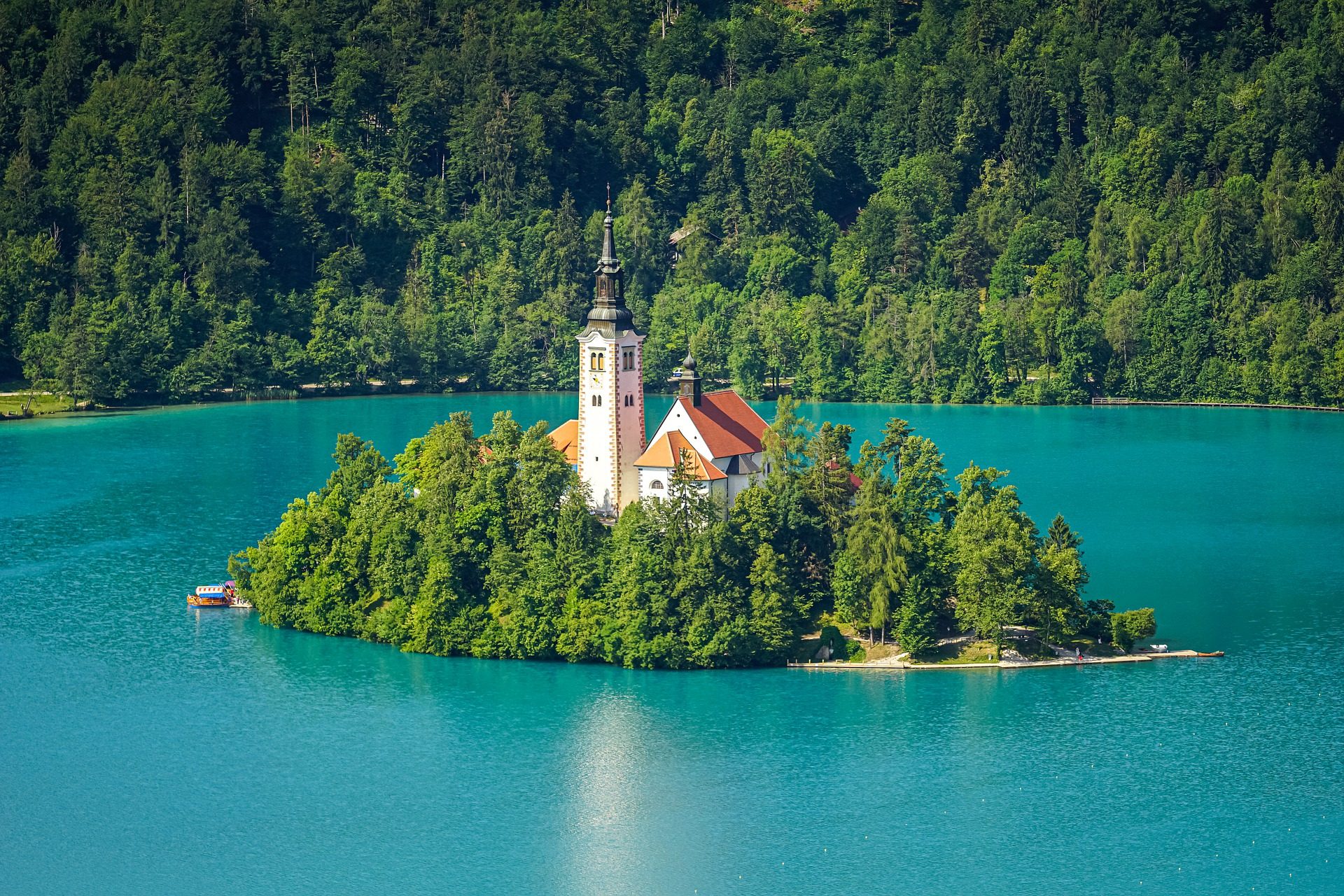 Widok z lotu ptaka na jezioro Bled i wysepkę