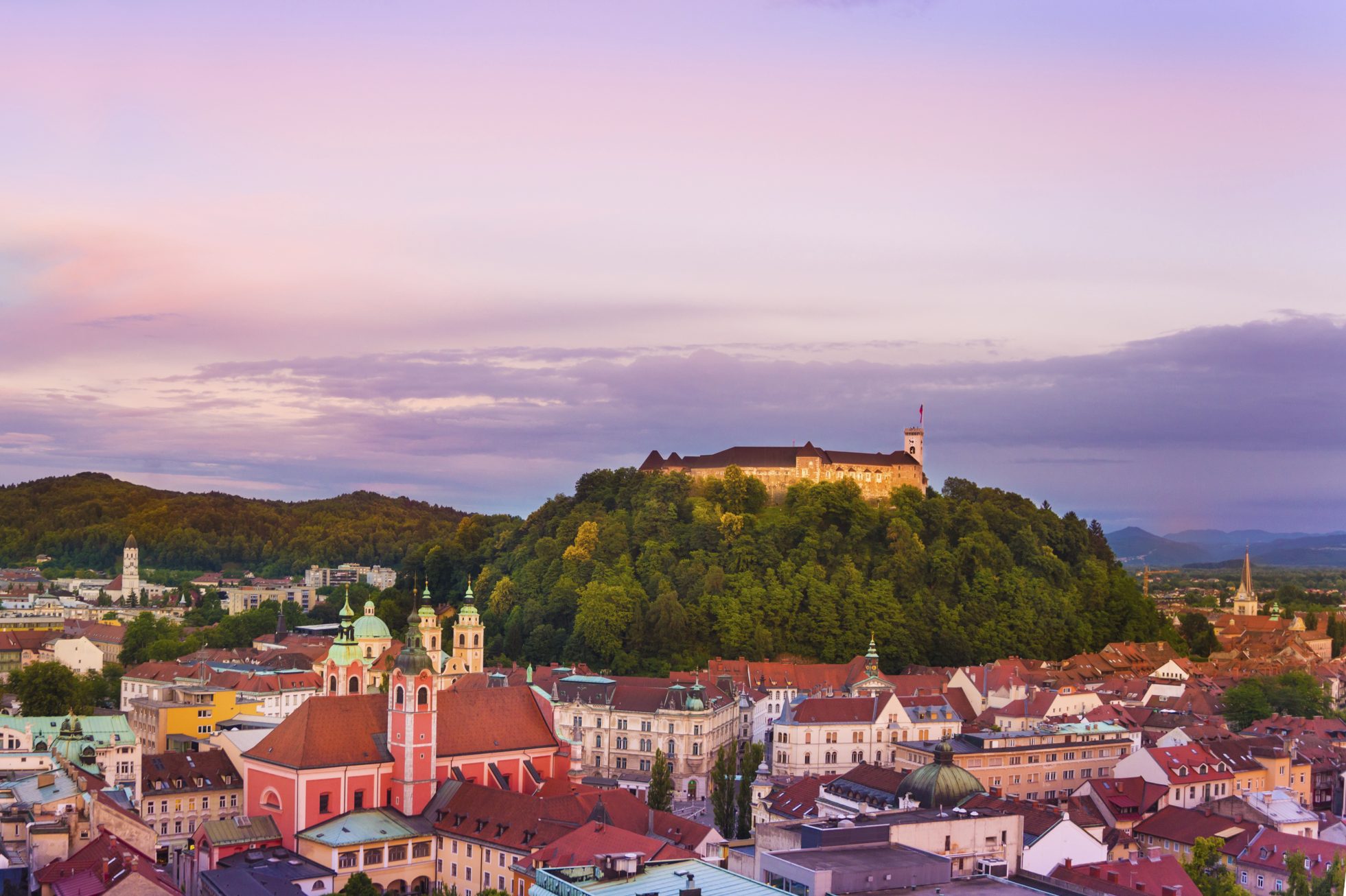 Panorama na Stare Miasto Lublany w Słowenii po zachodzie słońca.