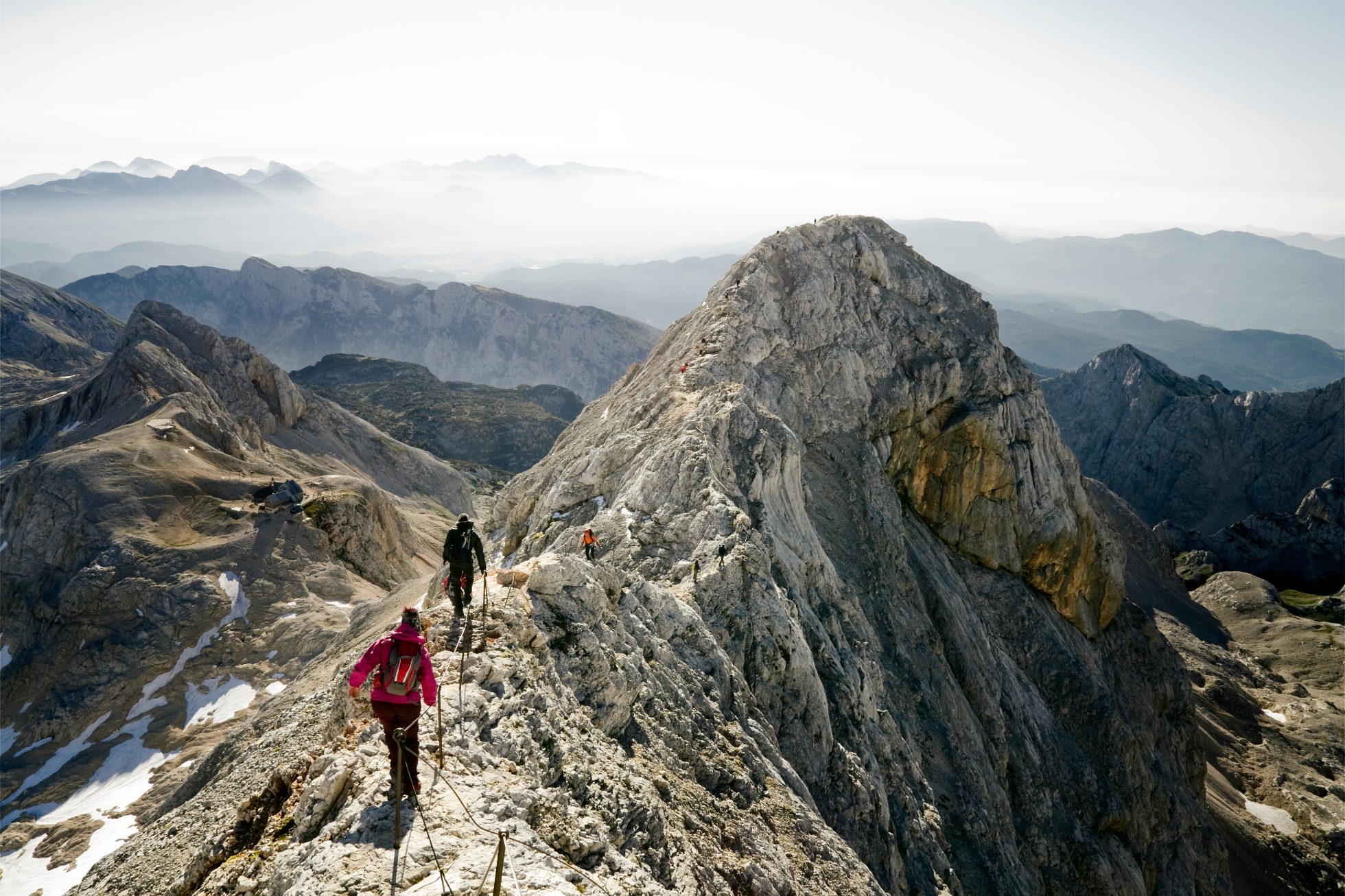 Alpiniści wspinający się na grzbiet góry Triglav w Słowenii.