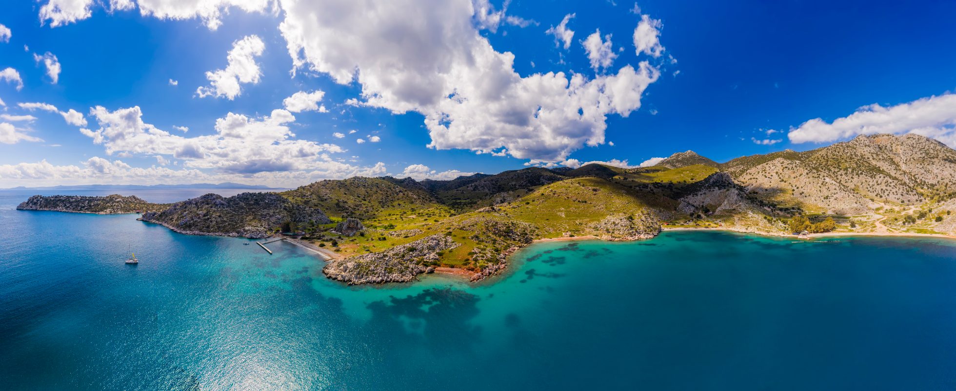 Żeglowanie w Turcji, luksusowe wakacje na morzu. Skaliste wybrzeże Turcji w pobliżu Marmaris.