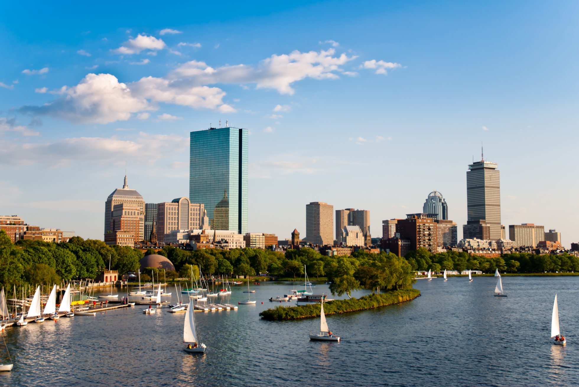 Widok na Boston i pływające łódki