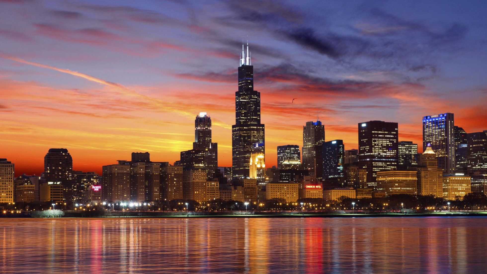 Widok z wody na Chicago nocą