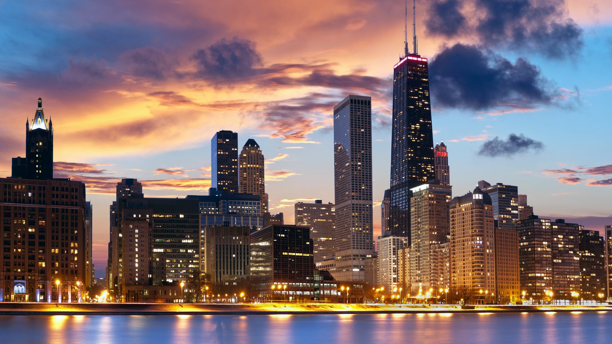Widok z wody na Chicago nocą