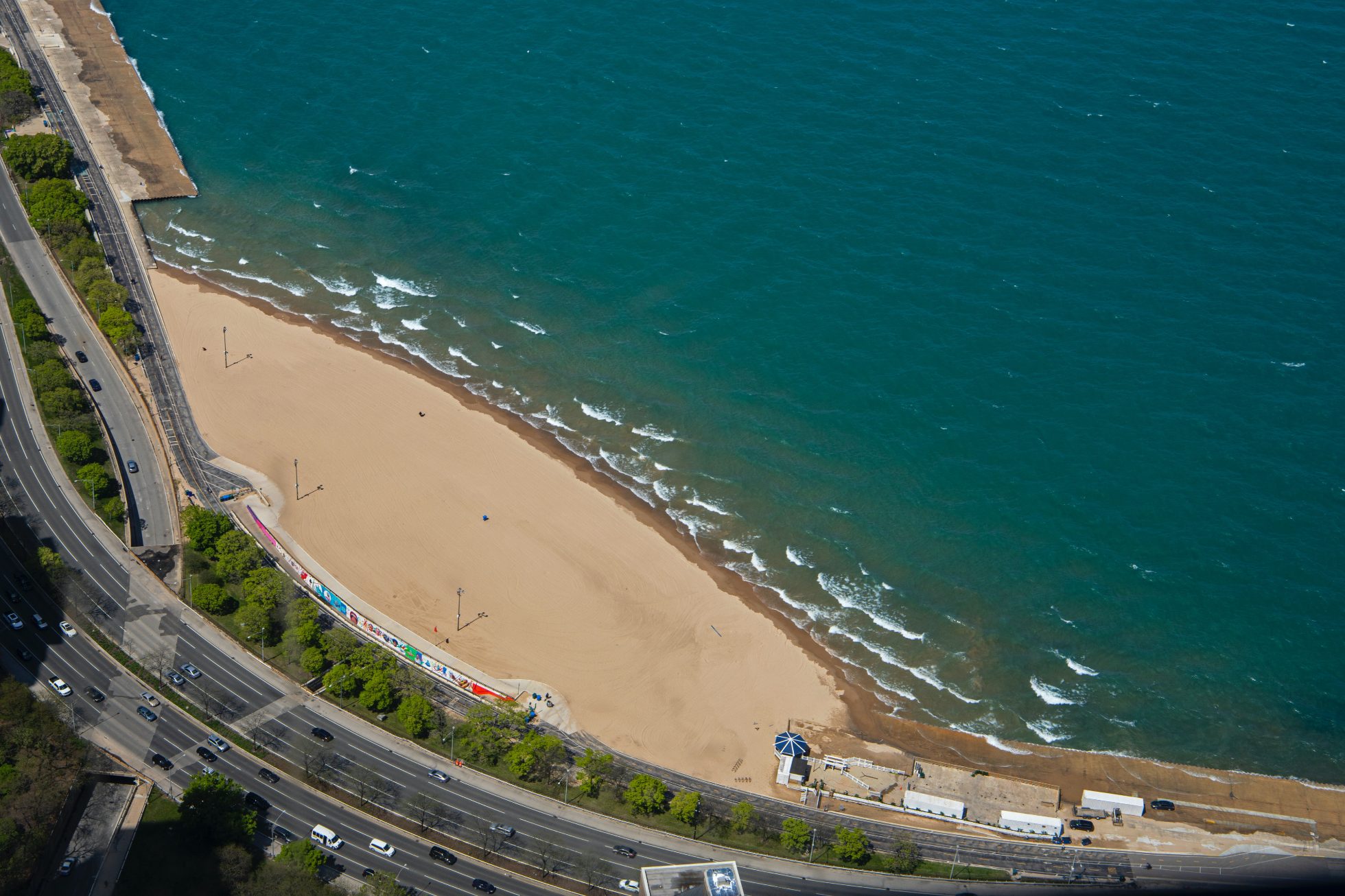 Widok z lotu ptaka na plażę w Chicago