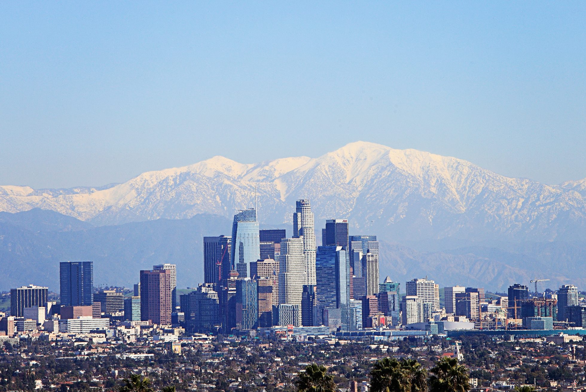 ośnieżona góra jako tło centrum Los Angeles w sezonie zimowym, gdzie na wakacje w styczniu
