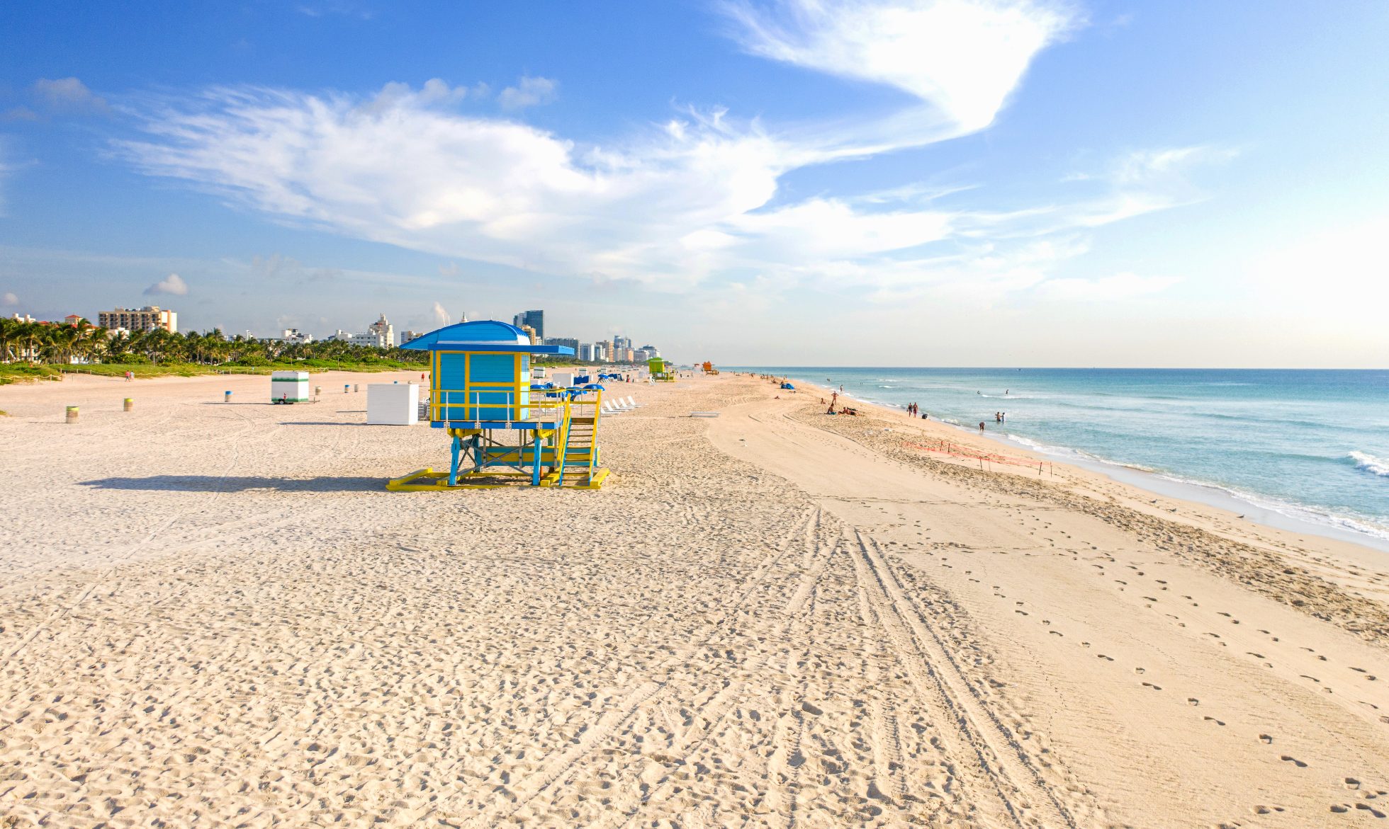 Panoramiczny widok na plażę i charakterystyczną budkę ratowniczą w słoneczny dzień w Miami - gdzie na wakacje zimą