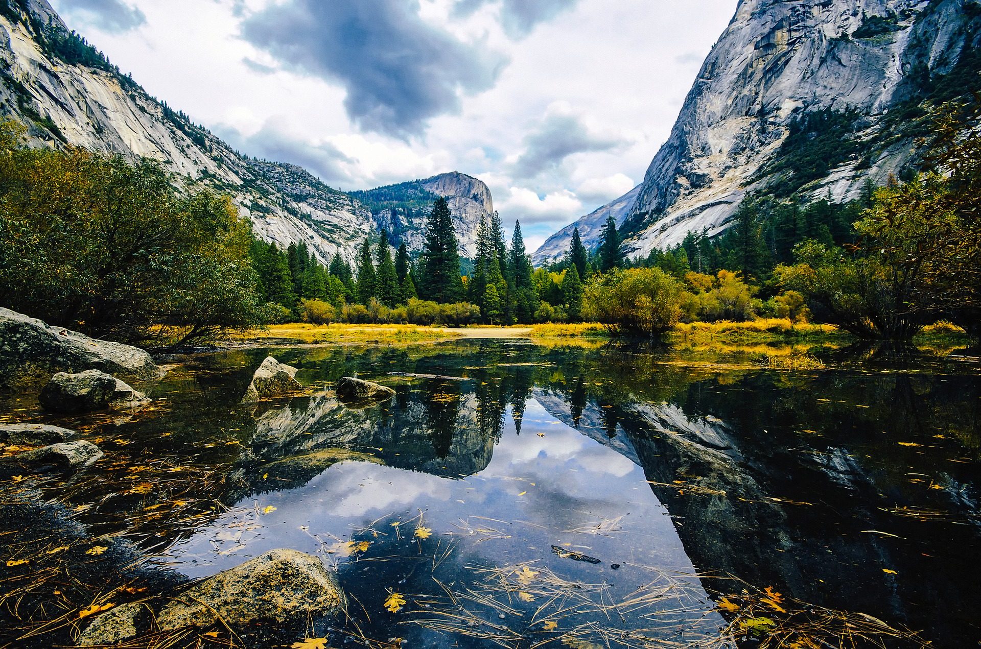 Widok na wspaniały górski park Yosemite w USA