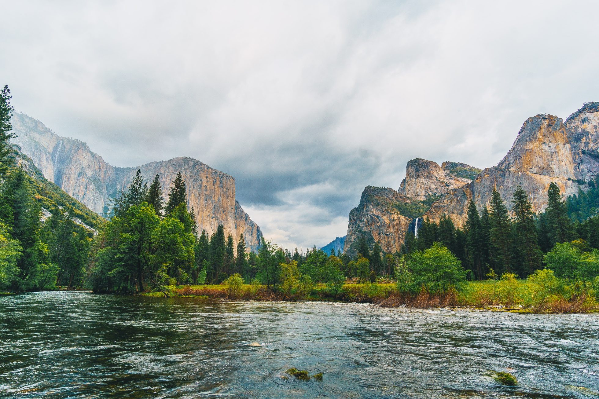 Górski krajobraz w parku Yosemite w USA