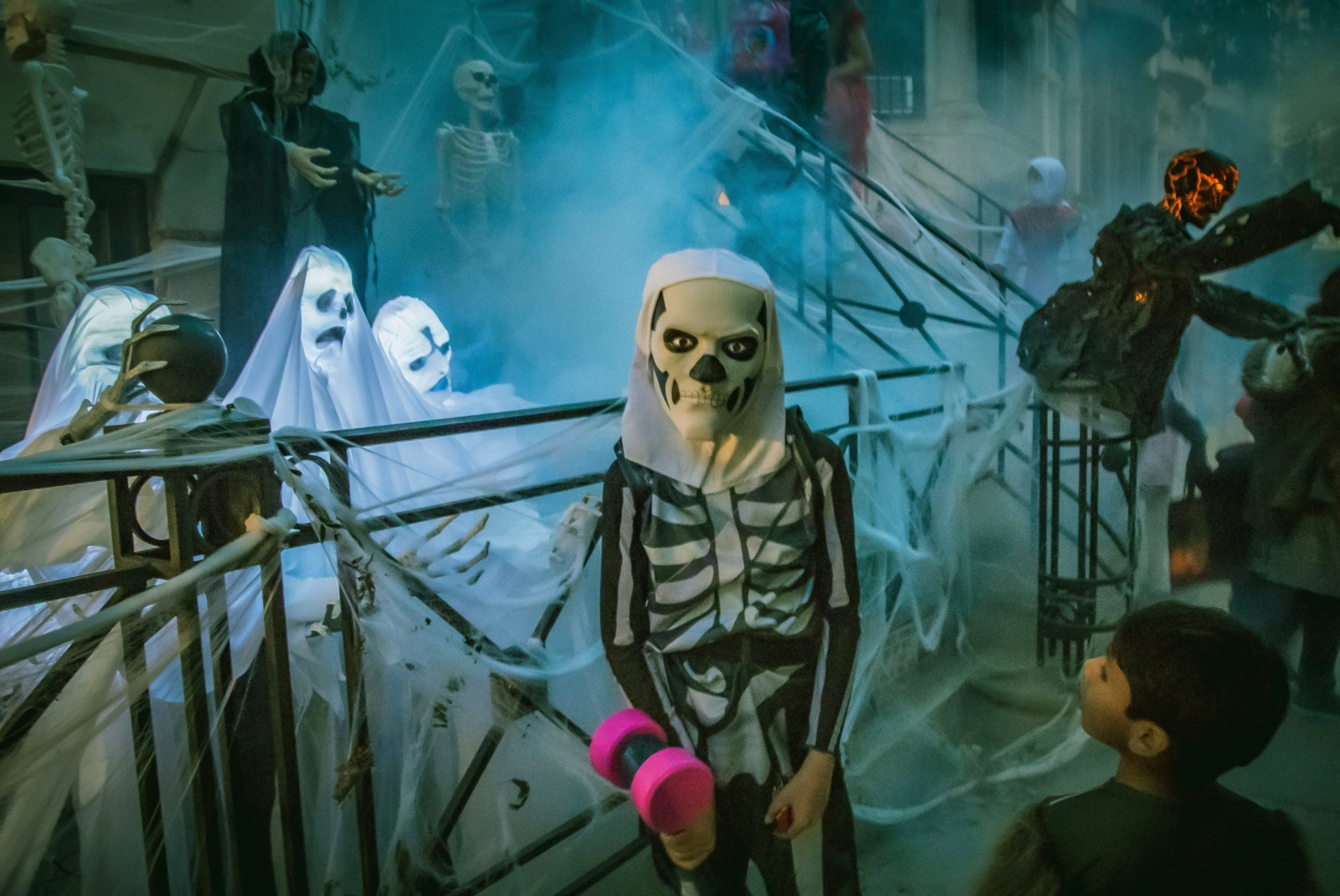 Chłopak przebrany w straszny kostium na Halloween w Nowym Jorku, pomysły na Halloween