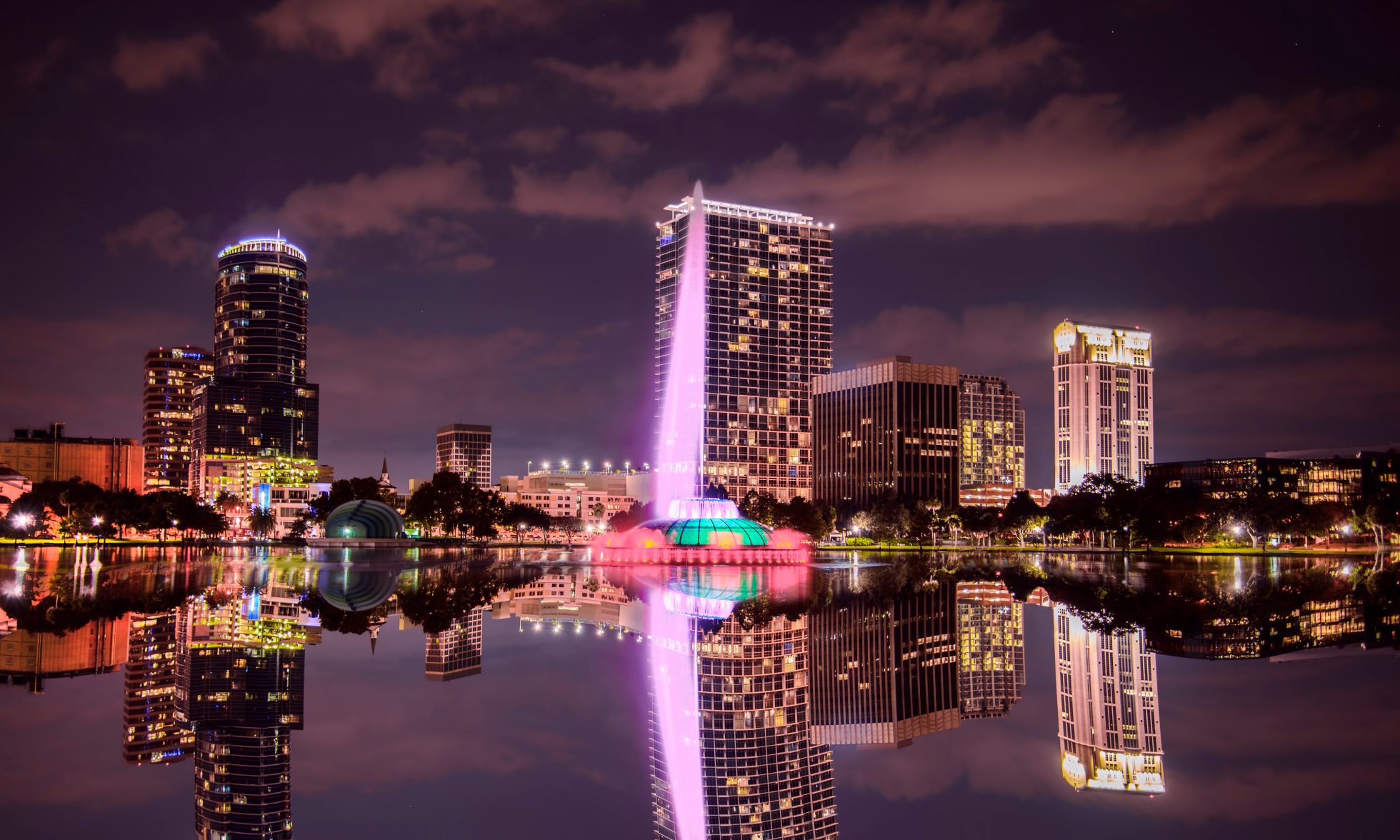 Widok na rzekę Eola i Orlando nocą 