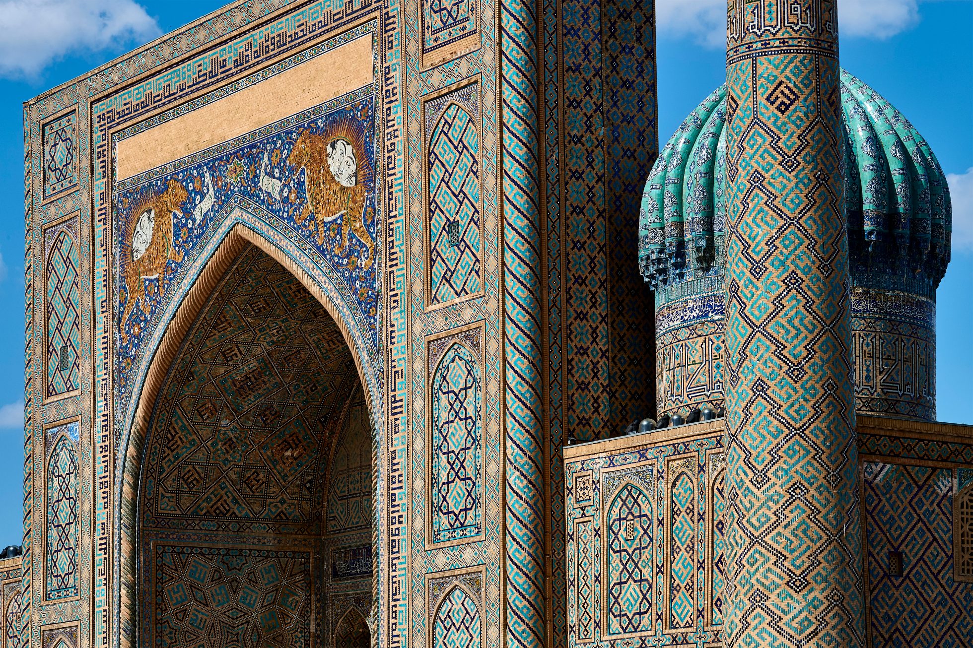 Widok na zabytkowy meczet w Uzbekistanie.