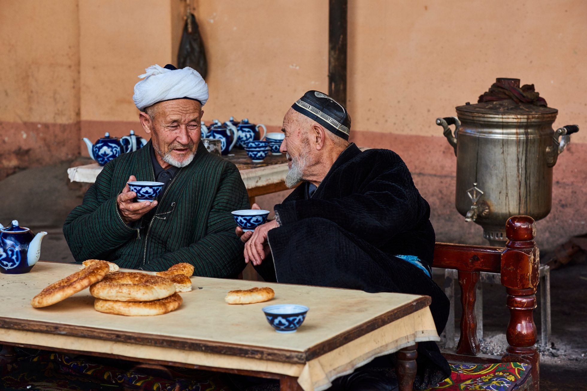 Uzbekistan, region Fergana, Kokand, uzbeccy mężczyźni w czajchanie, tradycyjna herbaciarnia, Uzbekistan atrakcje