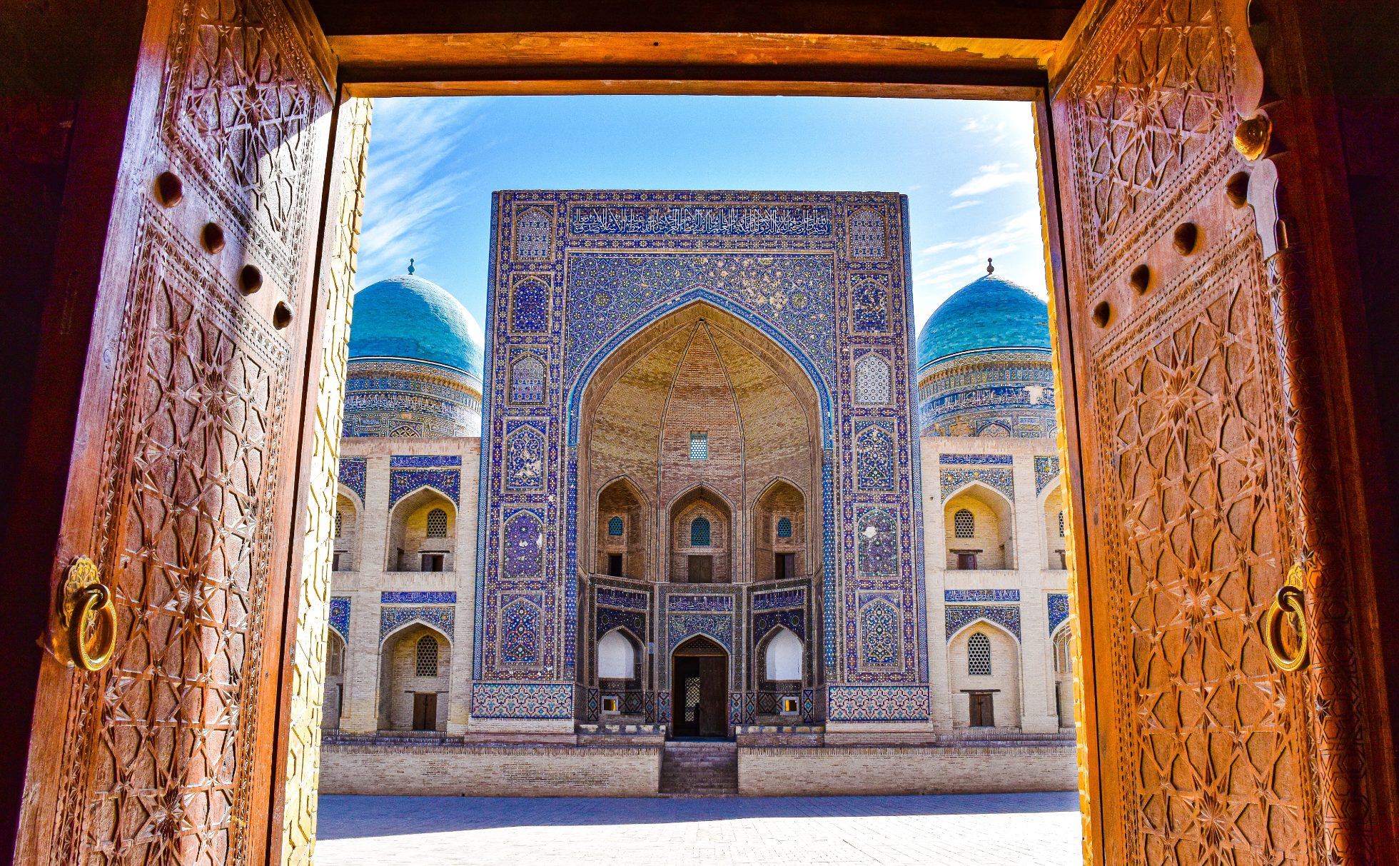 widok na bramę wejściową na plac Registan w Bucharze, Uzbekistan, Uzbekistan atrakcje