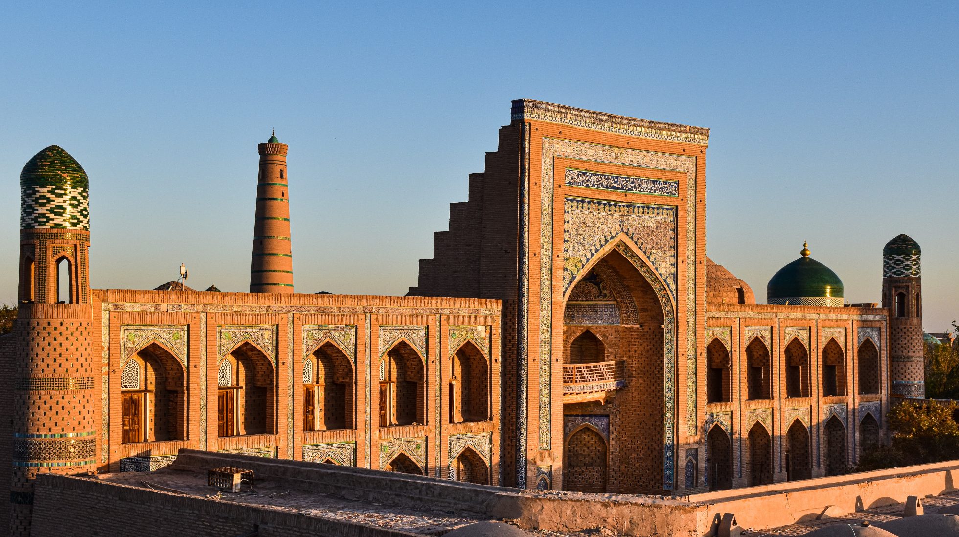Widok na budowlę w Chiwie, Uzbekistan, w tle zachodzące słońce, Uzbekistan atrakcje