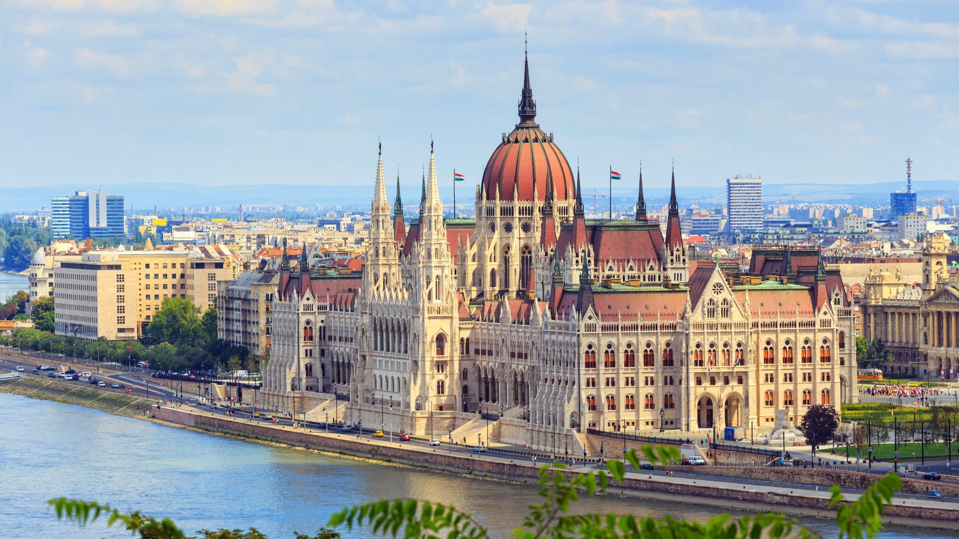 Budapeszt i budynek Parlamentu nad brzegiem rzeki.