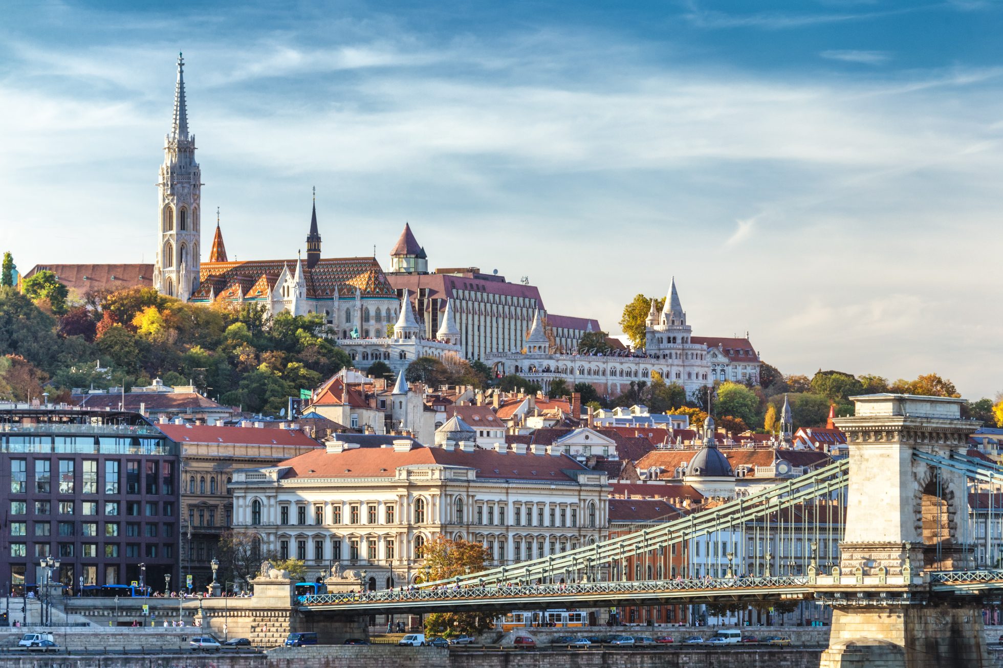 Budapeszt, Węgry - widok na Parlament nad brzegiem Dunaju w słoneczny dzień.