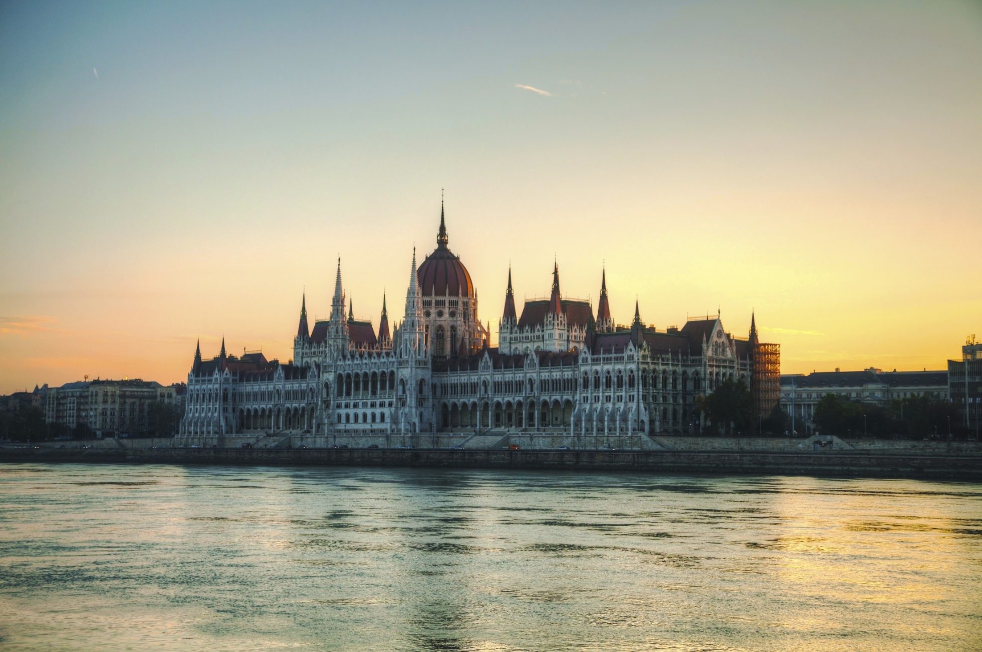 Budynek parlamentu w Budapeszcie nad brzegiem rzeki.