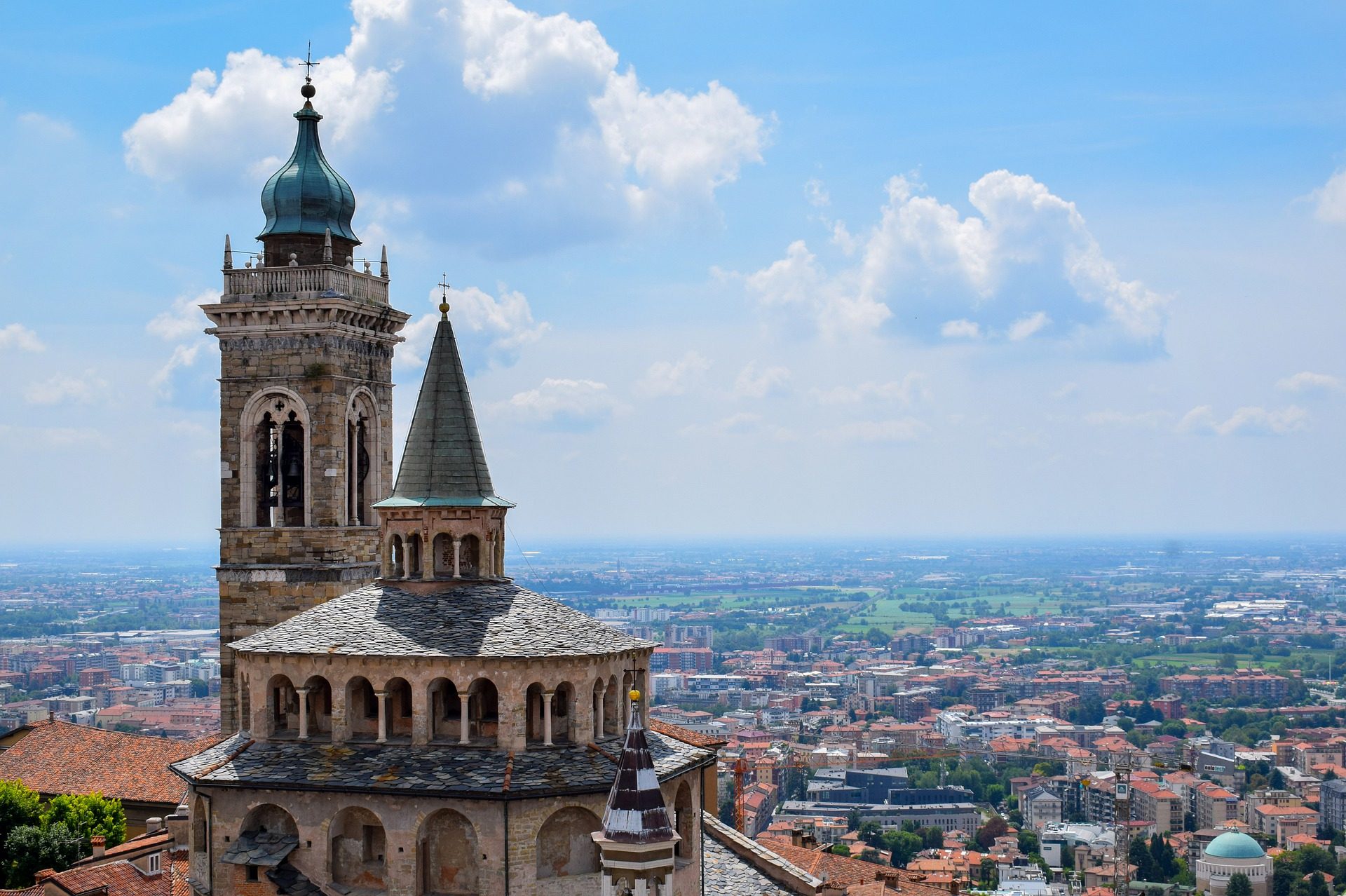 Panorama Bergamo z wieżą miejską na pierwszym planie