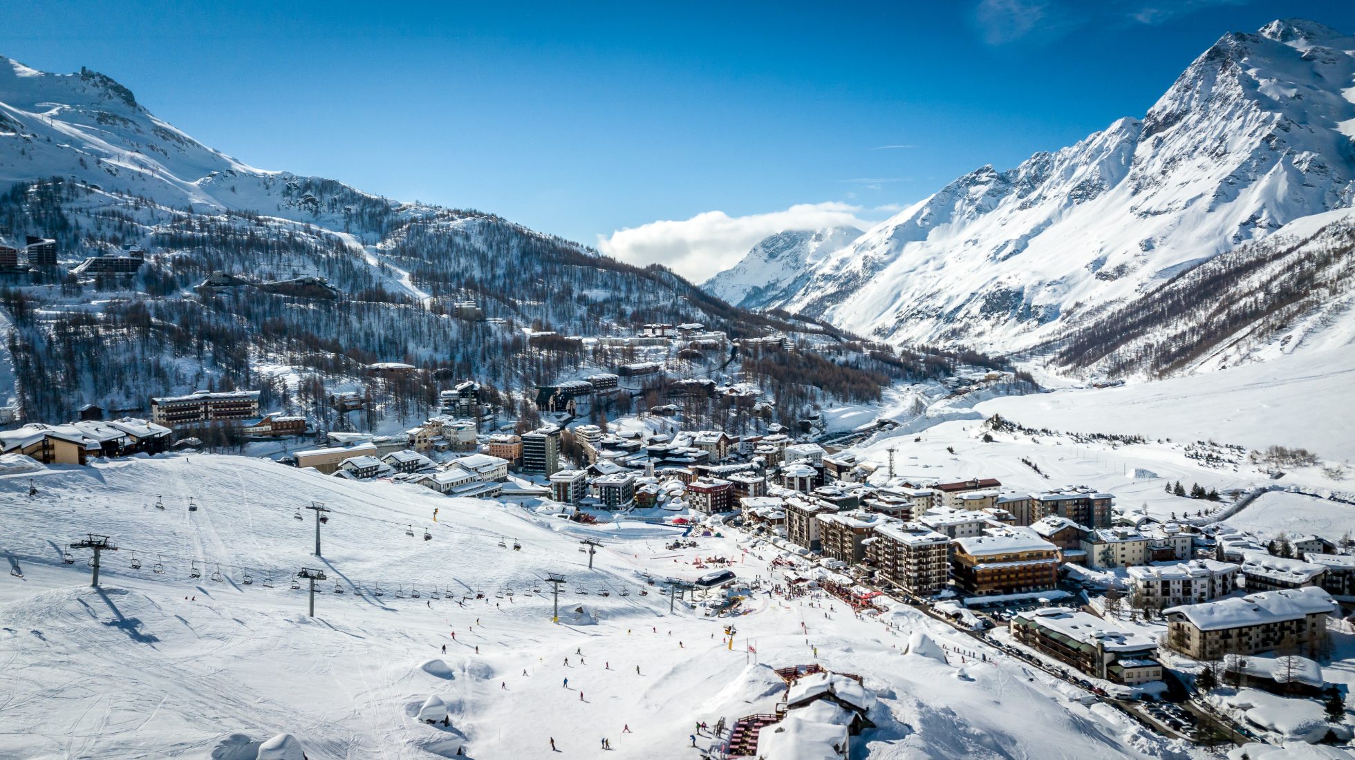 Ośrodek narciarski Cervinia - Alpy we Włoszech. Piękne ośnieżone góry.