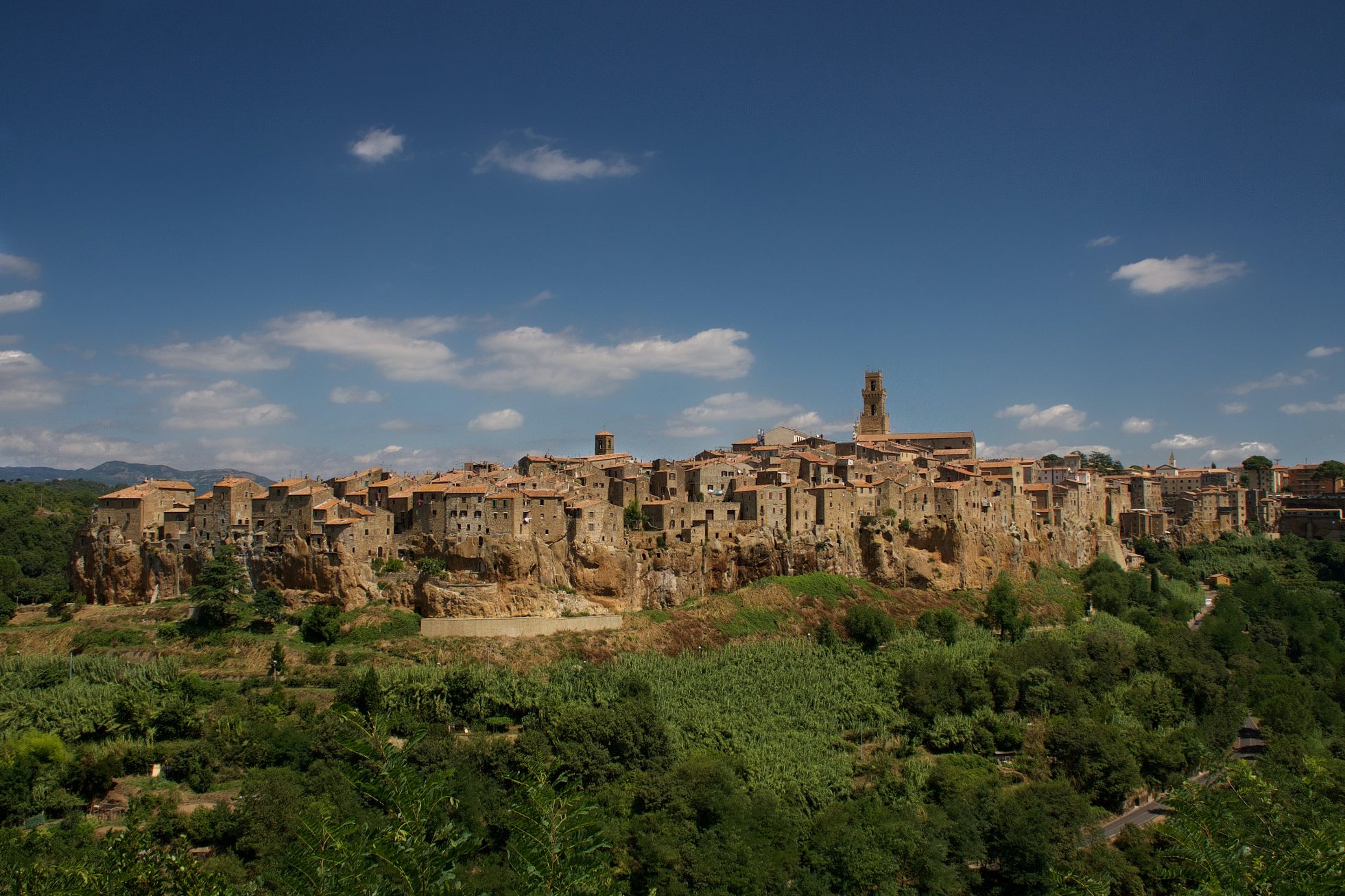 widok na toskańskie miasteczko Pitigliano, nieznane atrakcje Włoch