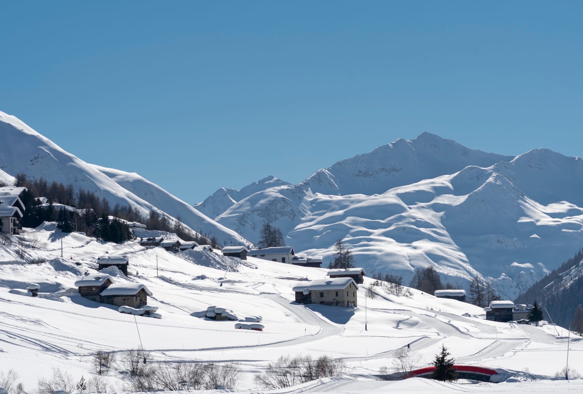 Ośrodek narciarski Livigno - Alpy we Włoszech. Ośnieżone góry w słoneczny dzień