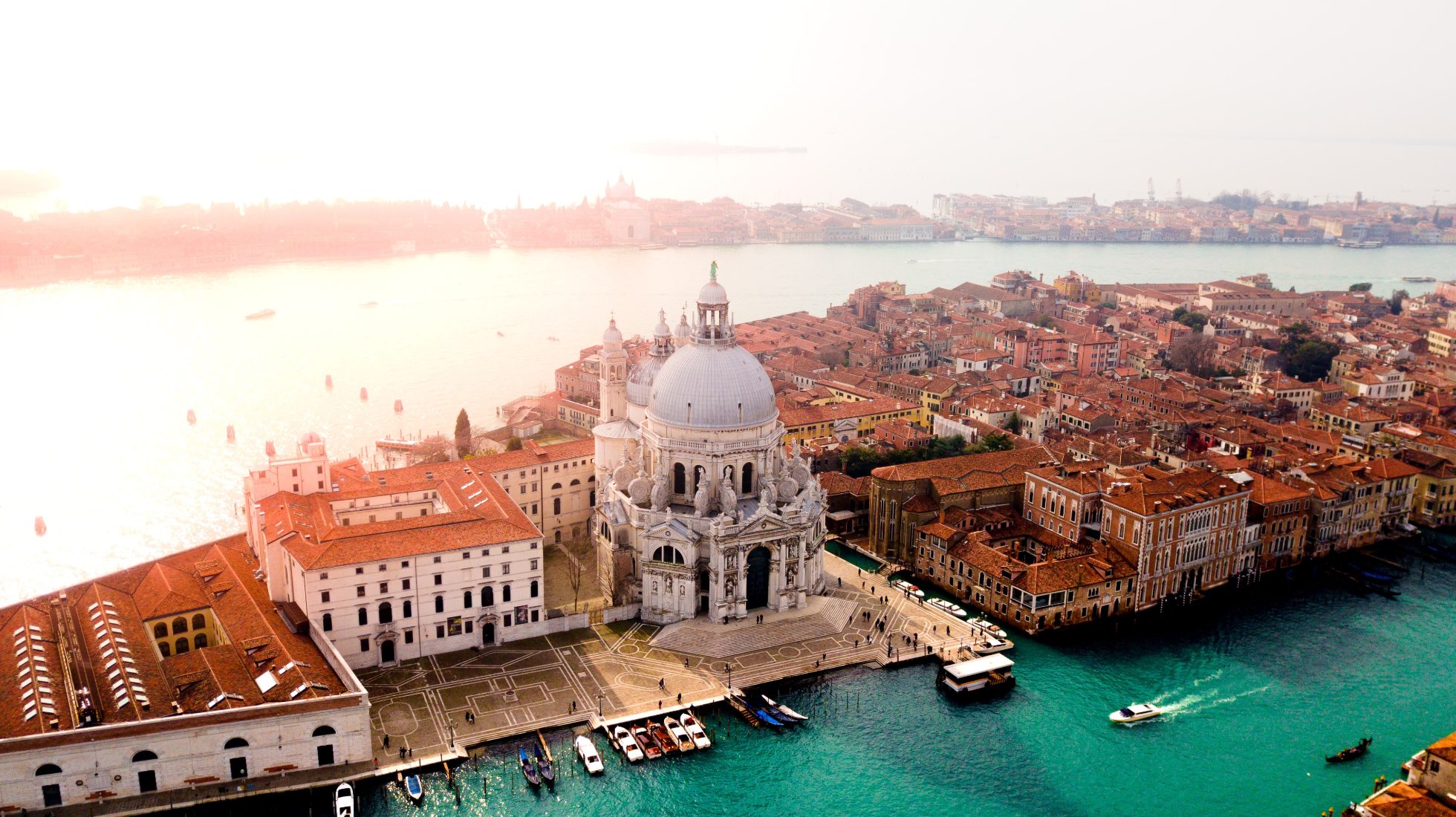 panorama Wenecji o wschodzie słońca z kościołem Santa Maria della Salute - atrakcje Wenecji