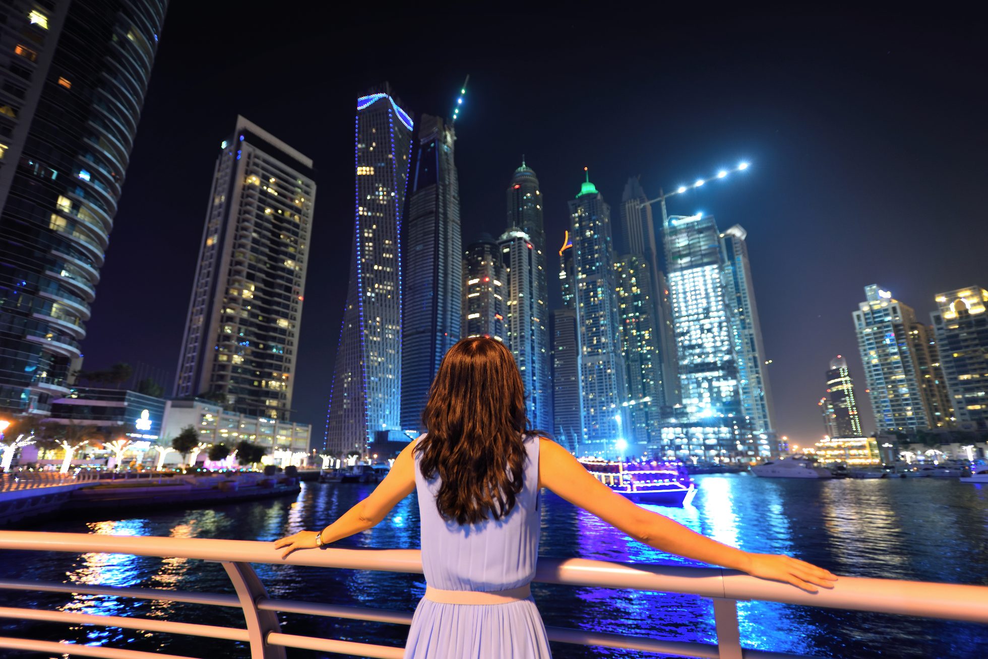 Azjatka patrząca na panoramę Dubaju, Dubaj wakacje