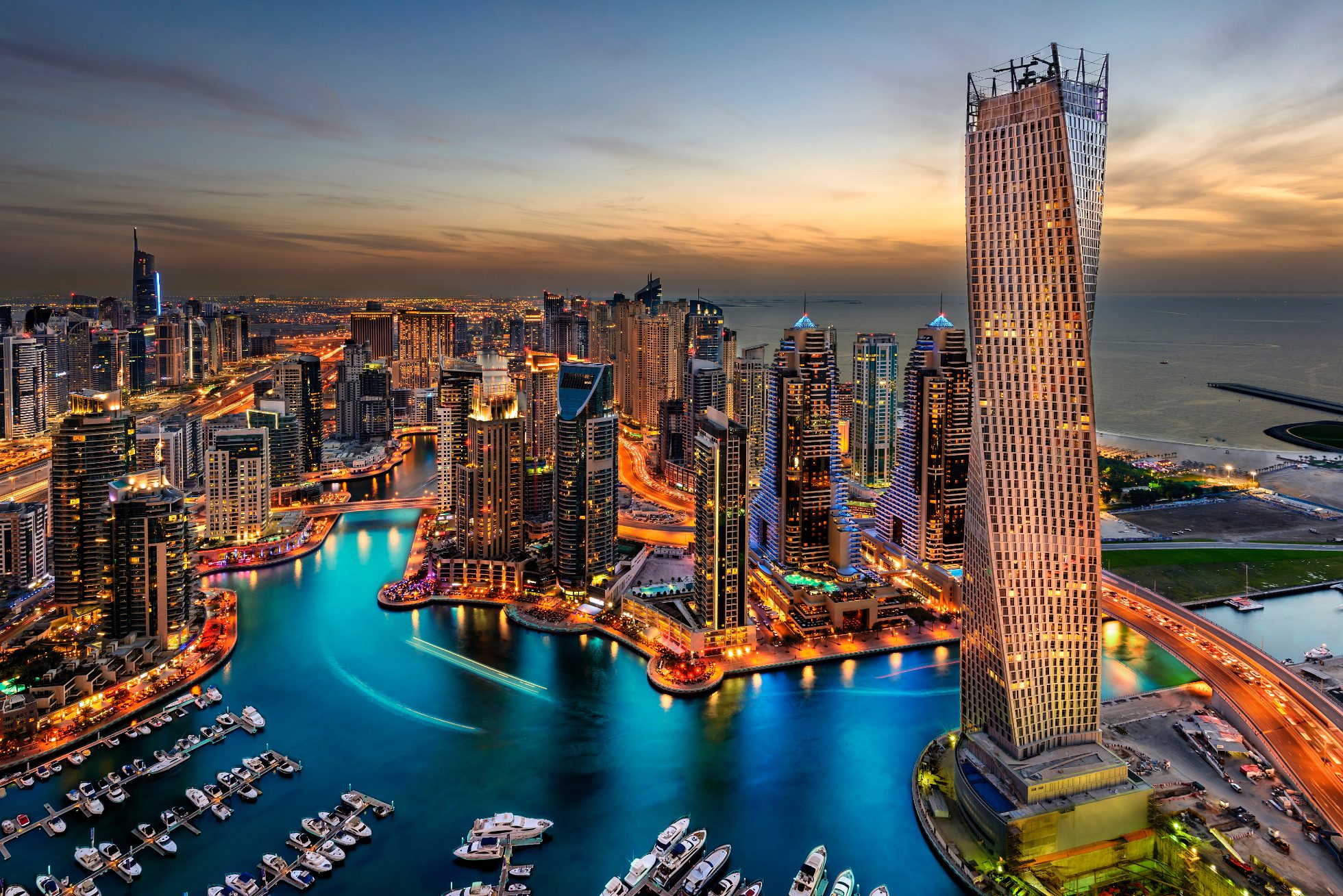 Panoramiczny widok na budynki Dubaju wieczorem, Dubaj atrakcje