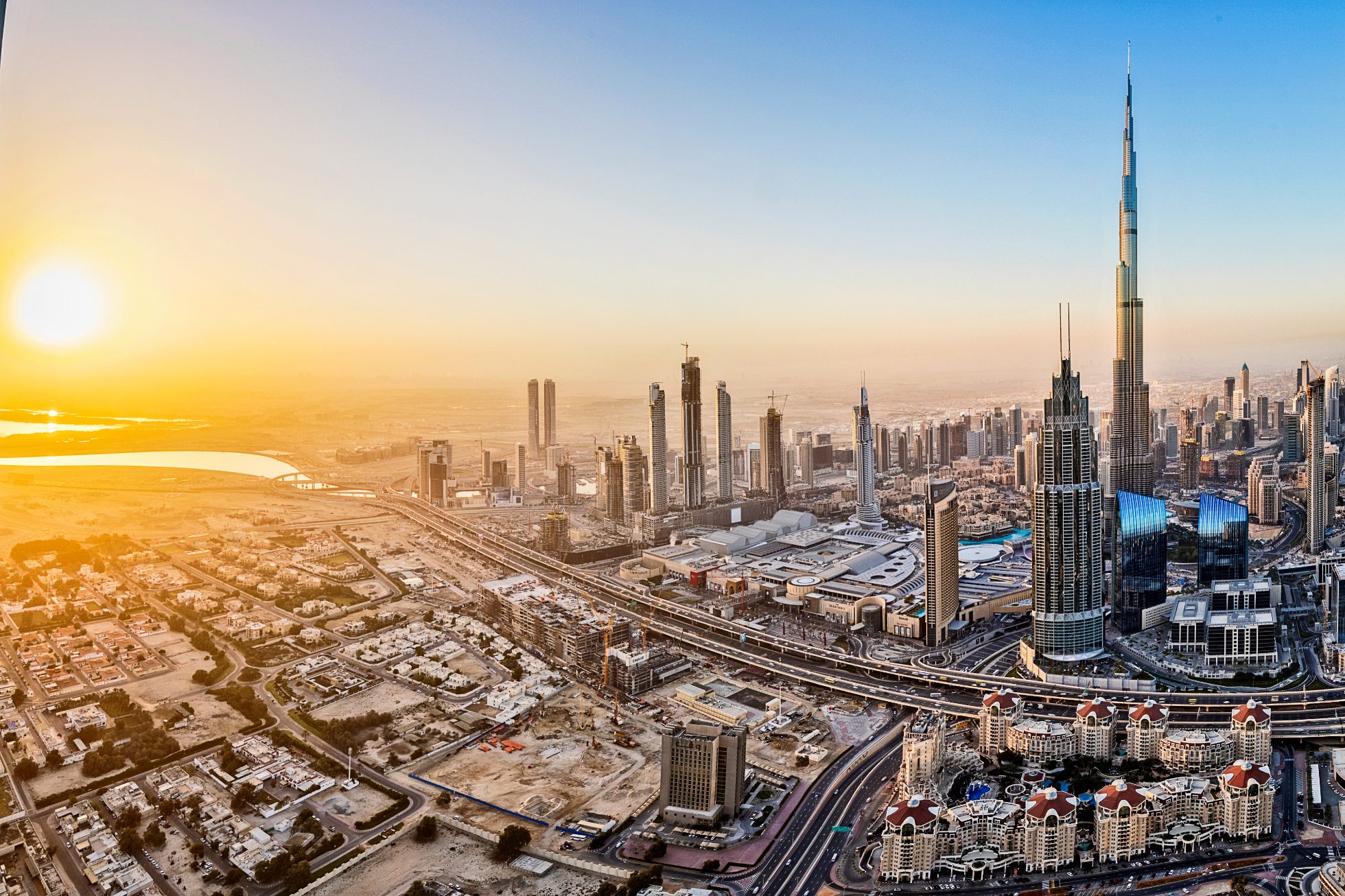 Panoramiczny widok na budynki Dubaju o zachodzie słońca, Dubaj wycieczki