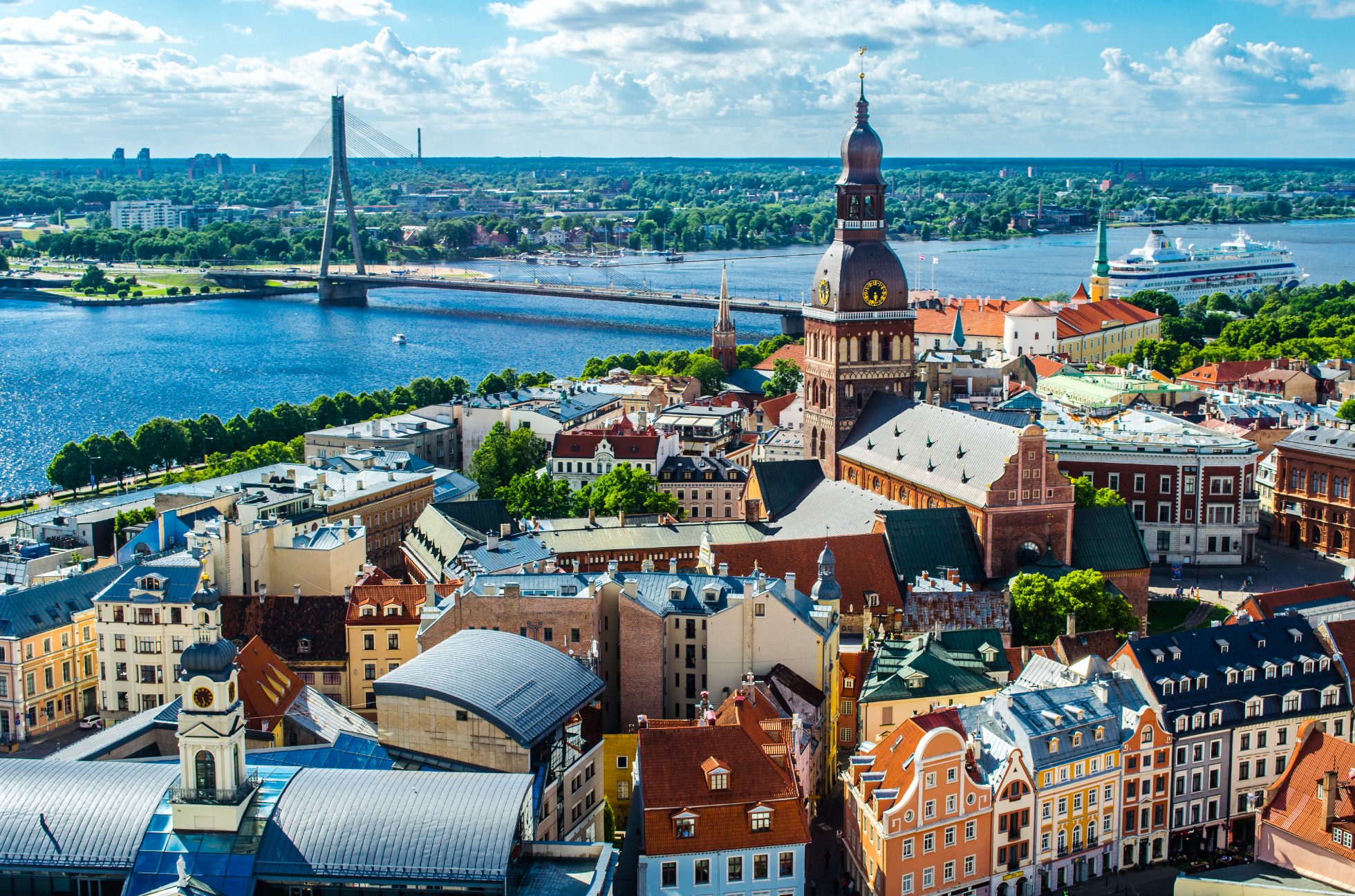 Panoramiczny widok na Stare Miasto w Rydze