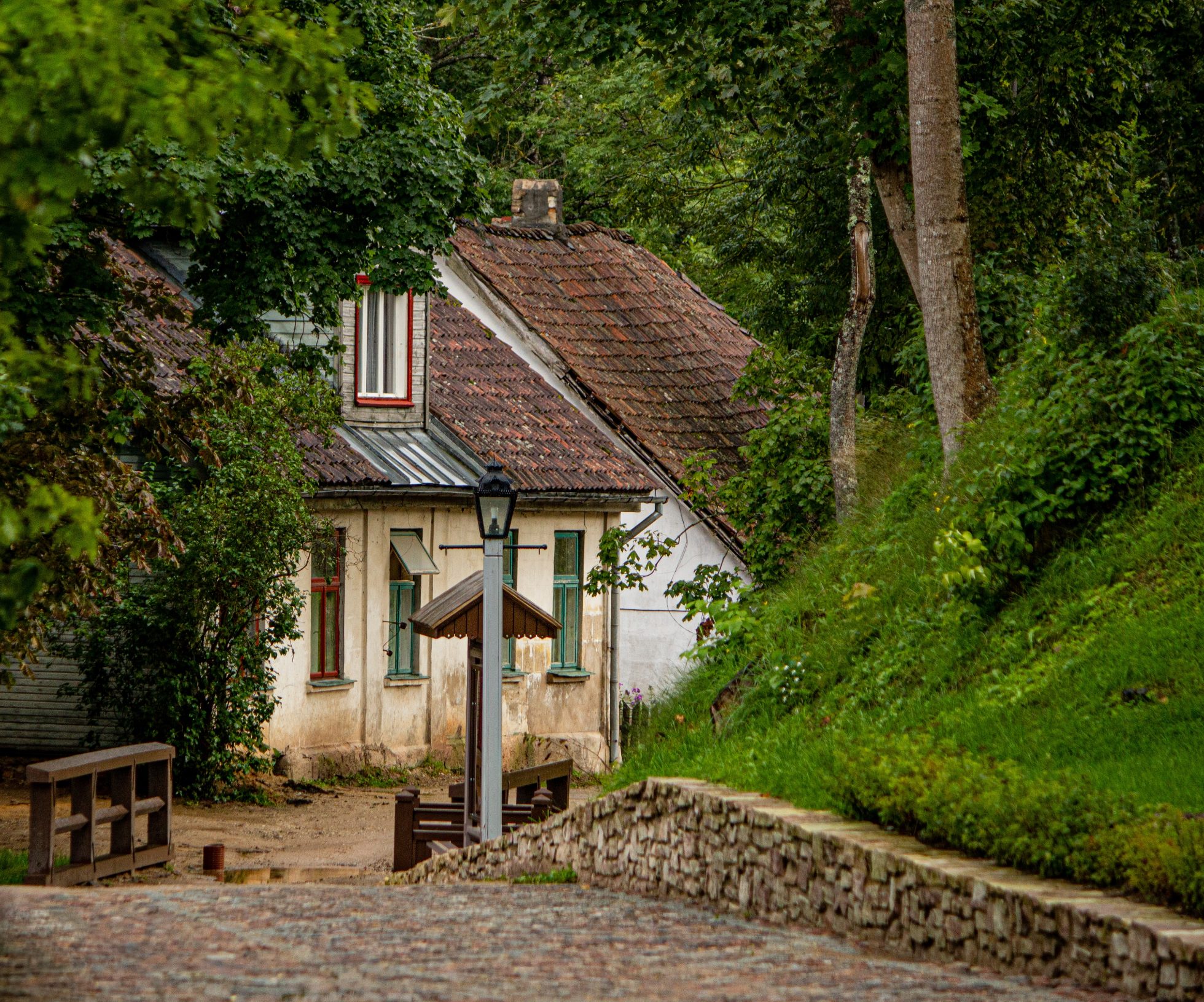 Jeden z drewnianych domów w mieście Kuldyga w Łotwie