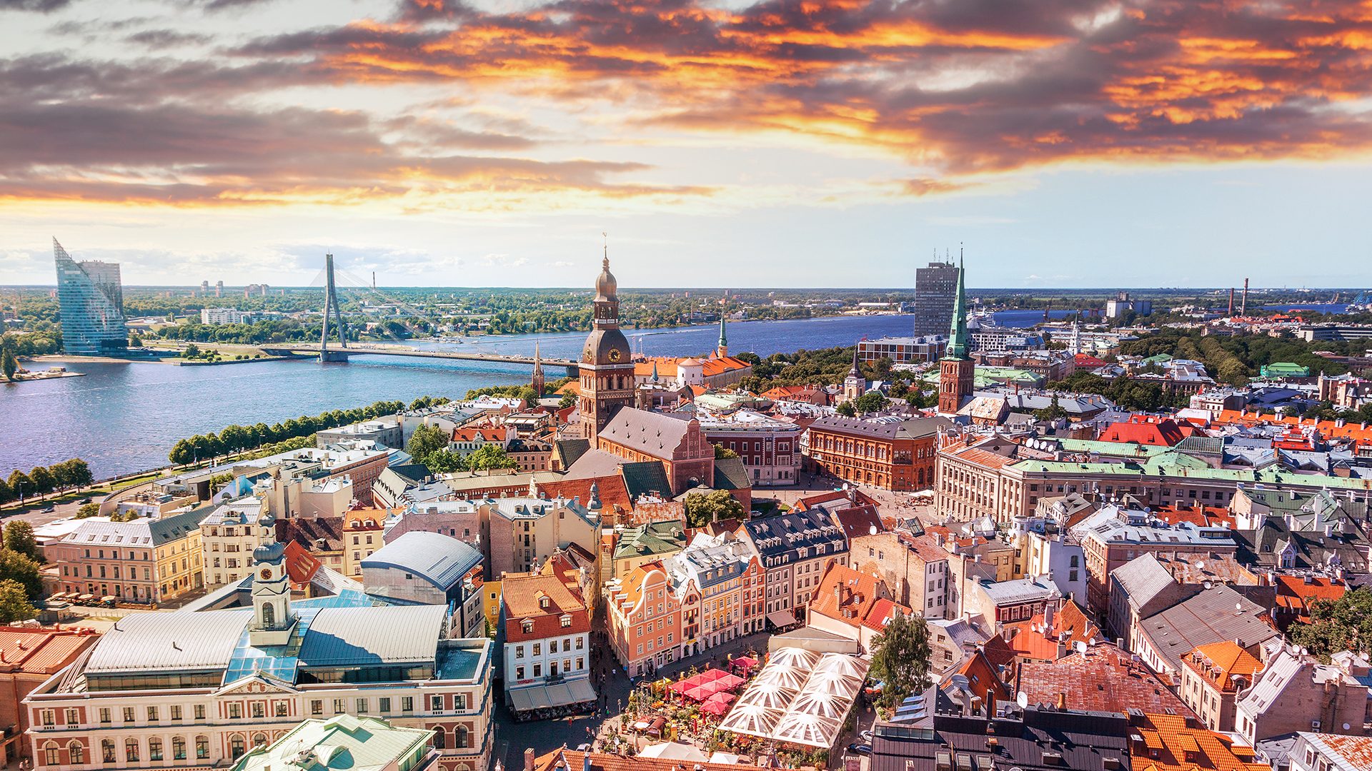 Zarezerwuj loty na Łotwę i podziwiaj piękną panoramę Rygi!