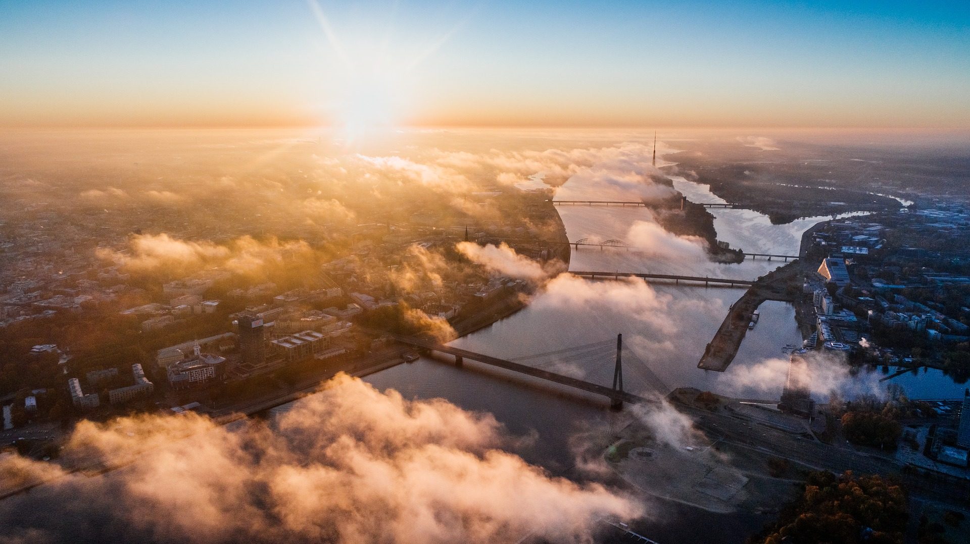 Panorama Rygi we mgle o wschodzie słońca