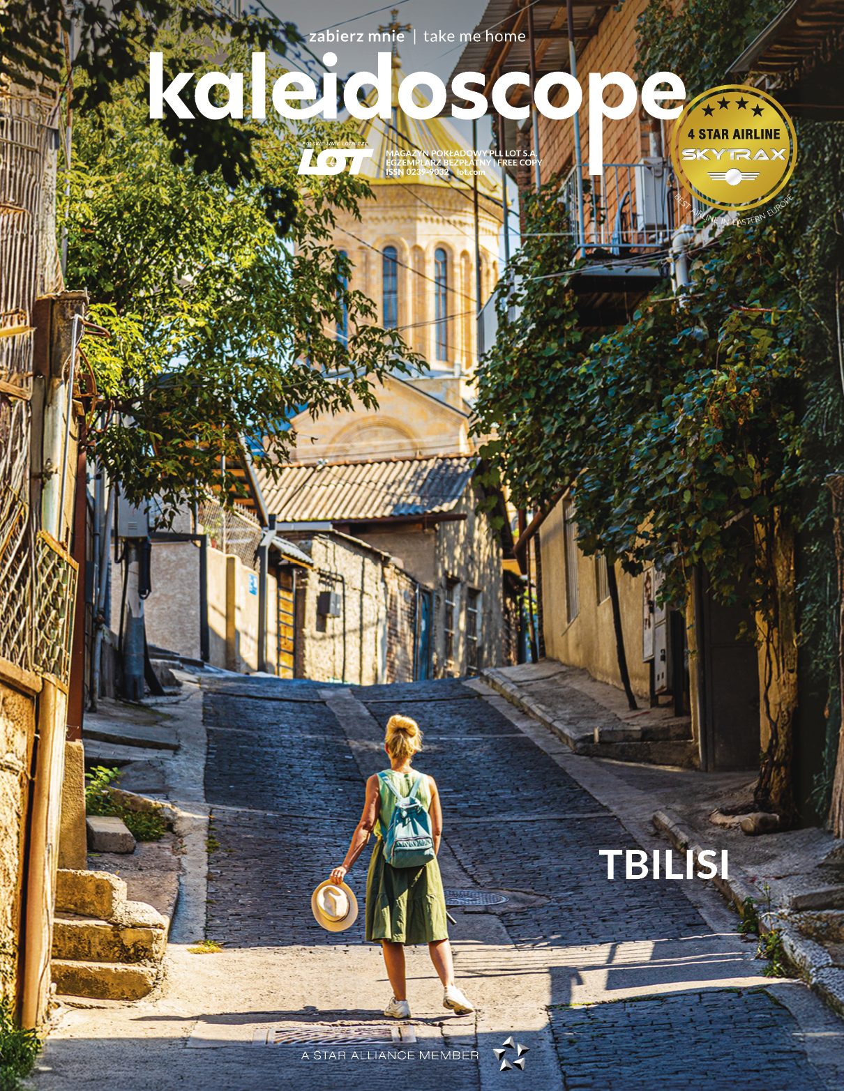 Tbilisi - ulica i spacerująca turystka w słoneczny dzień
