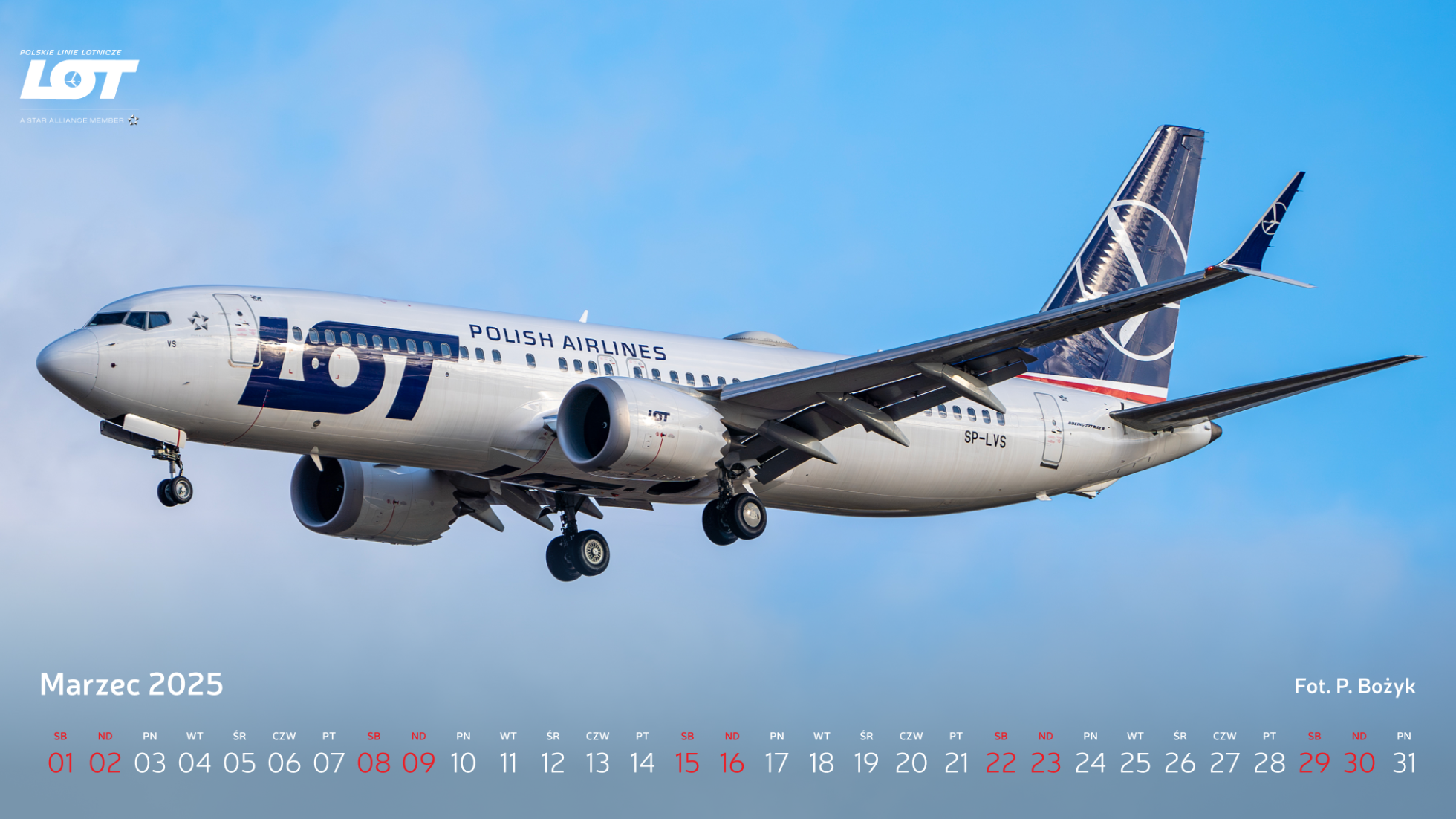 Boeing 737 MAX 8 zbliżający się do Lotniska Chopina w Warszawie w słoneczny dzień.