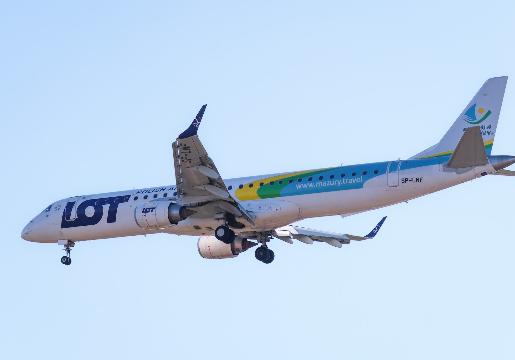 Embraer 195 lądującu na Lotnisku Chopina