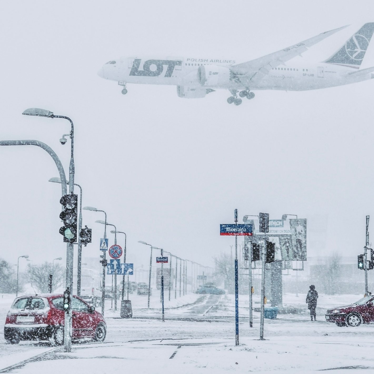 Boeing 787 lądujący na Lotnisku Chopina podczas śnieżycy