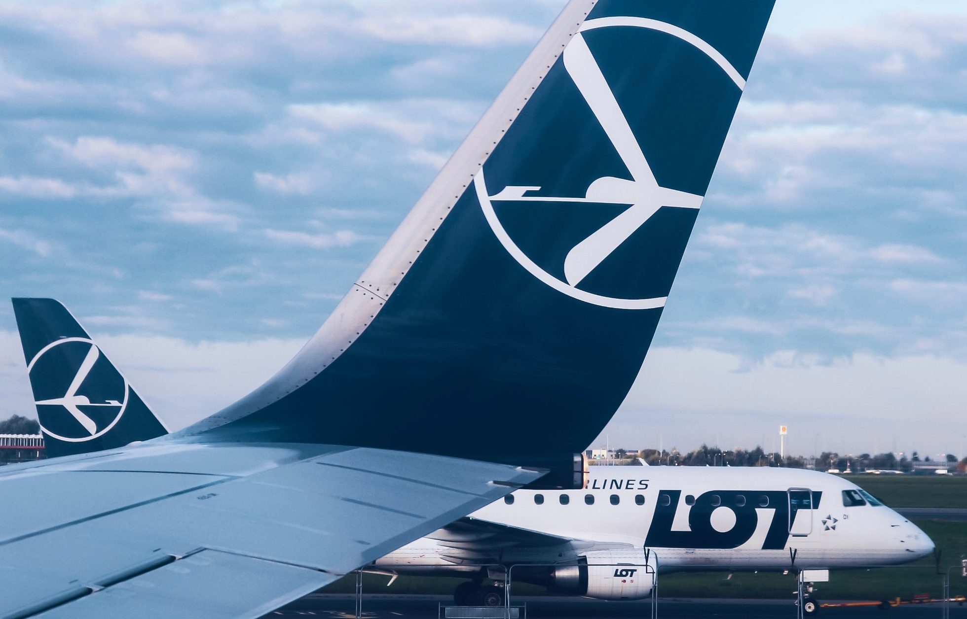 Winglet Boeinga 737 i kołujący Embraer 170