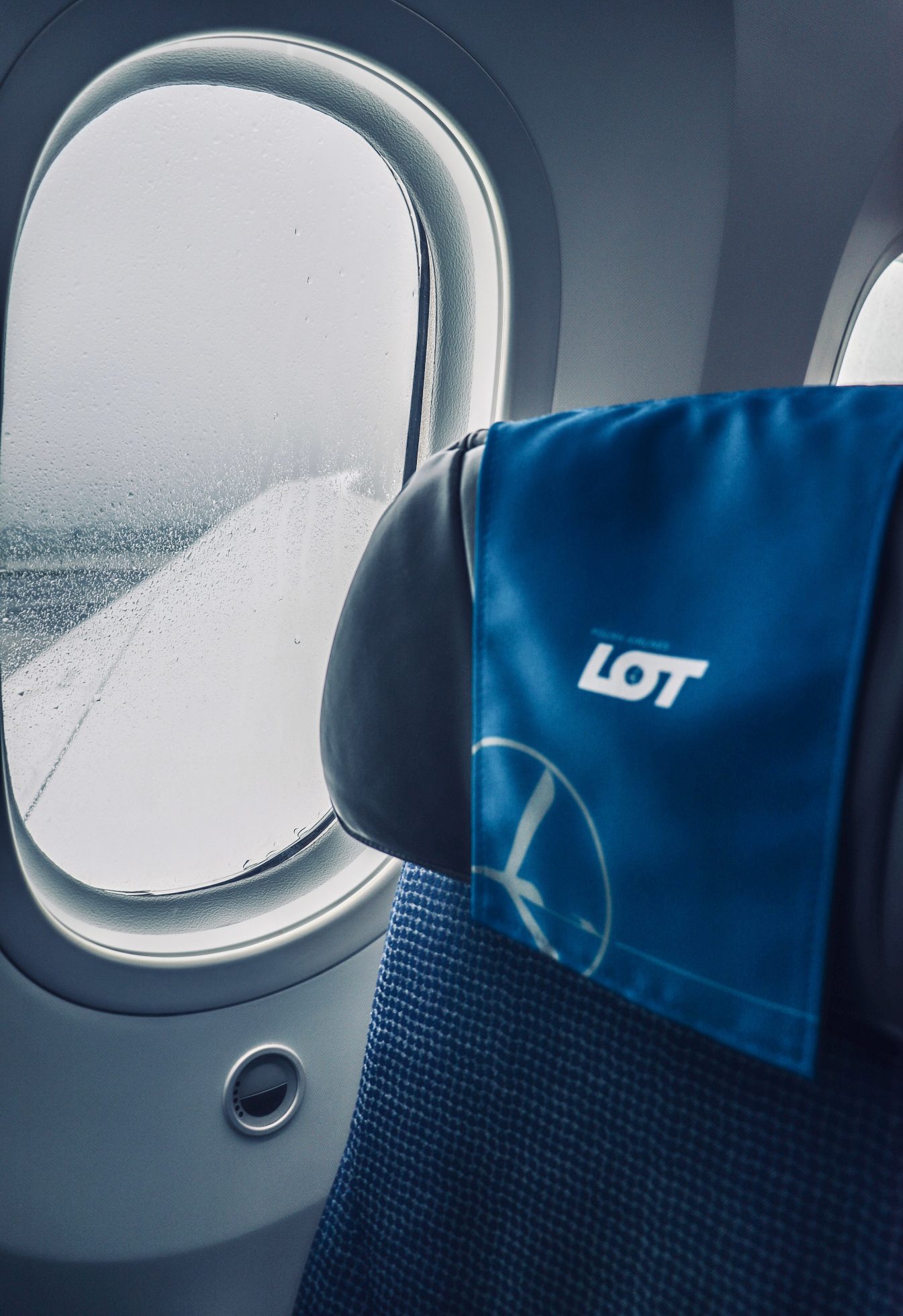 Okno i fotel w Boeingu 787 Dreamliner