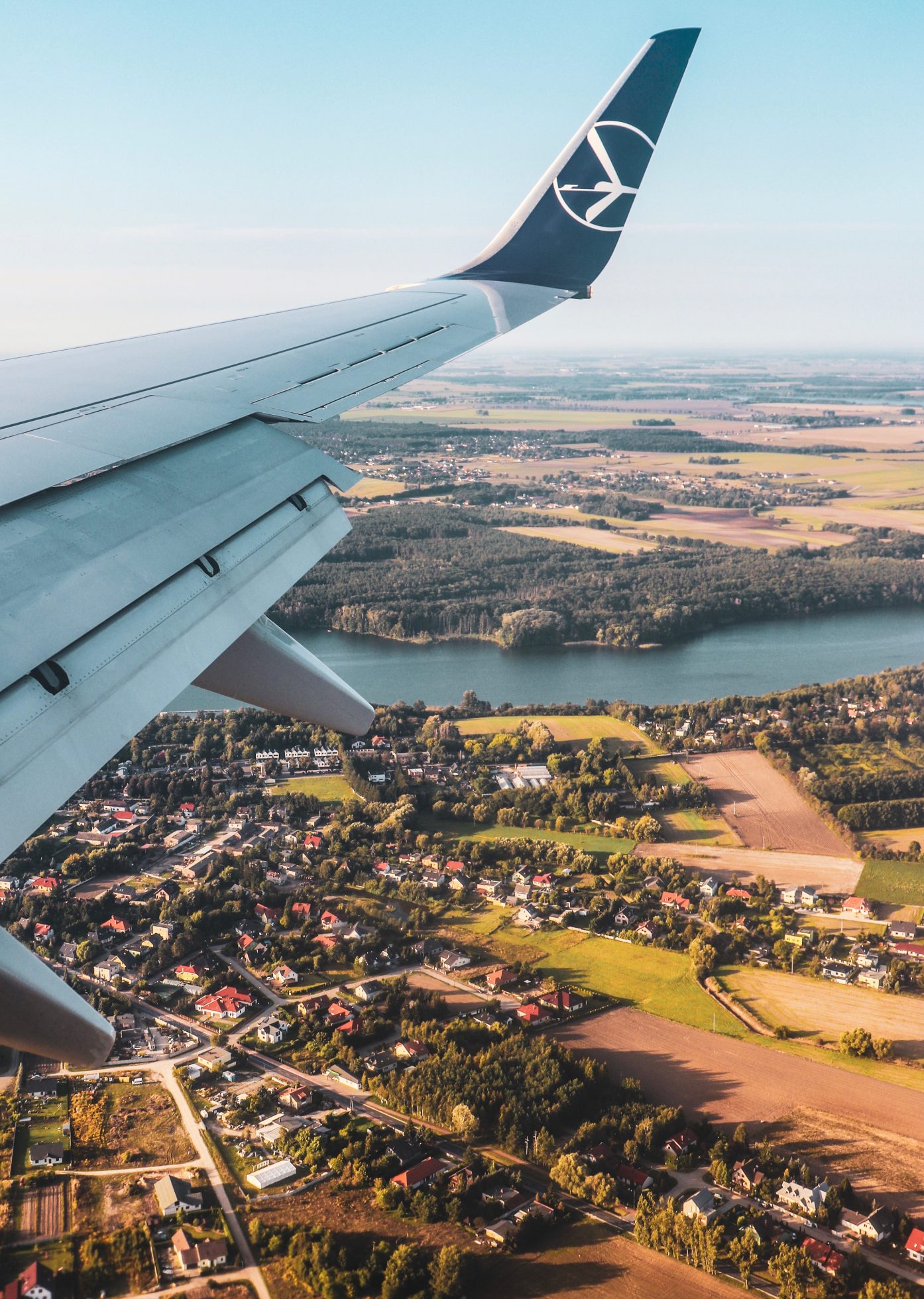 Skrzydło Boeinga 737 podczas podejścia do lądowania